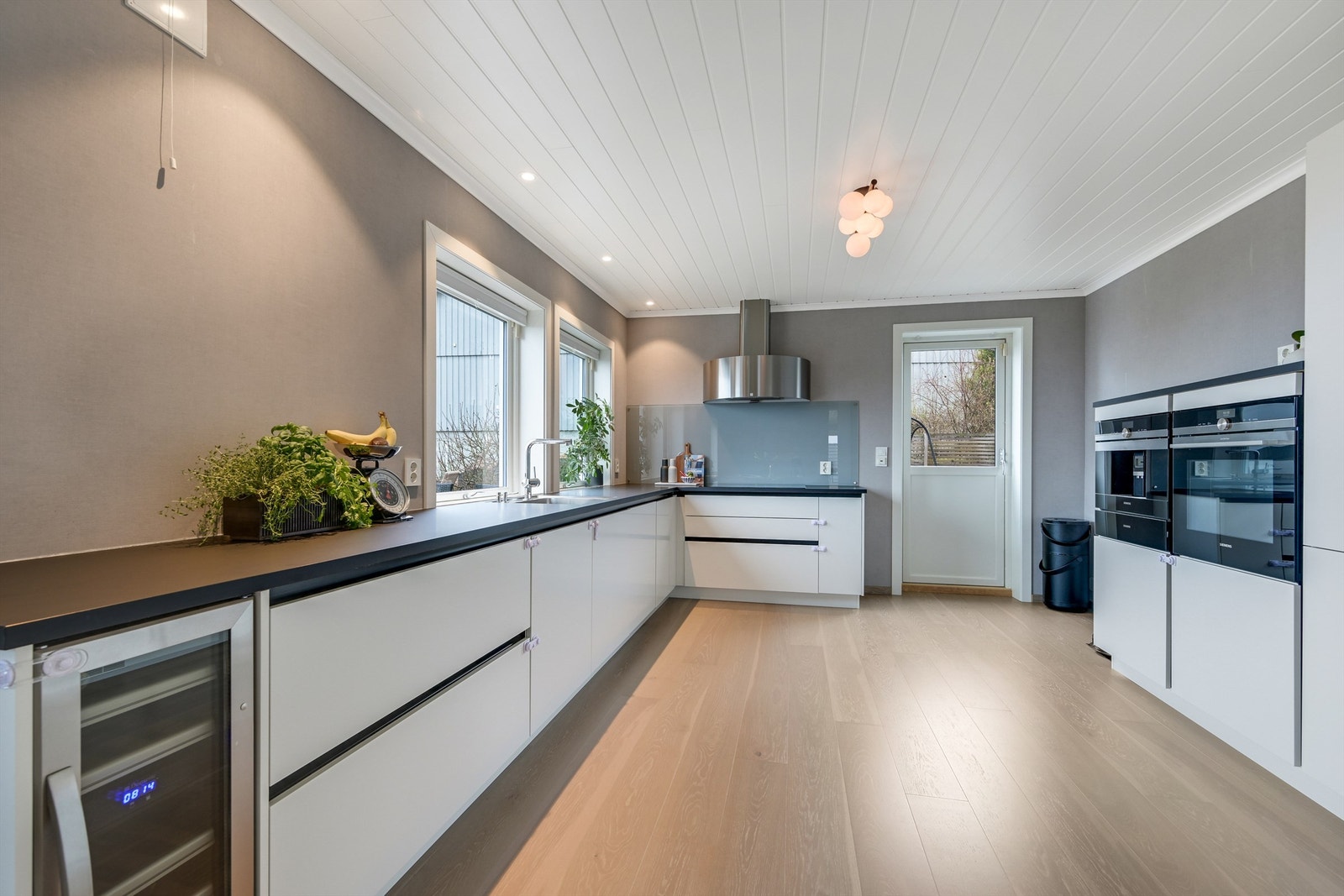 Kjøkken med integrerte hvitevarer Galleribilde