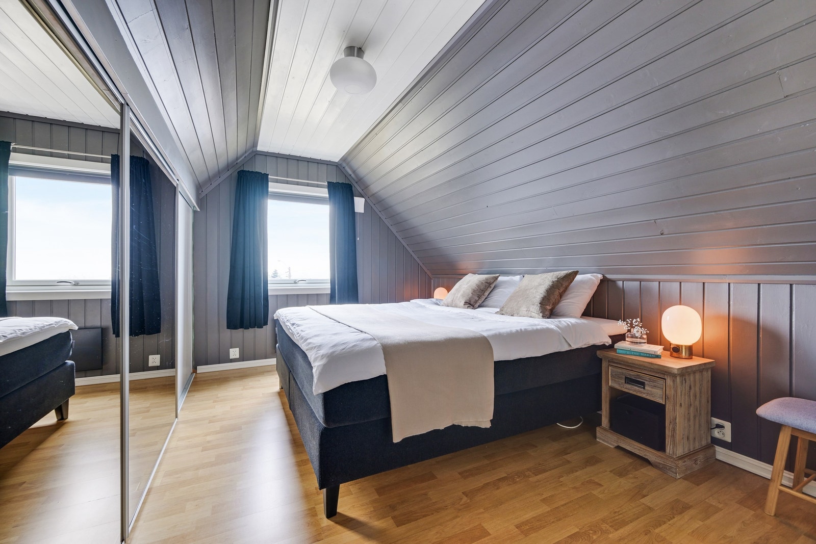 Soverom med skyvedørsgarderober Galleribilde