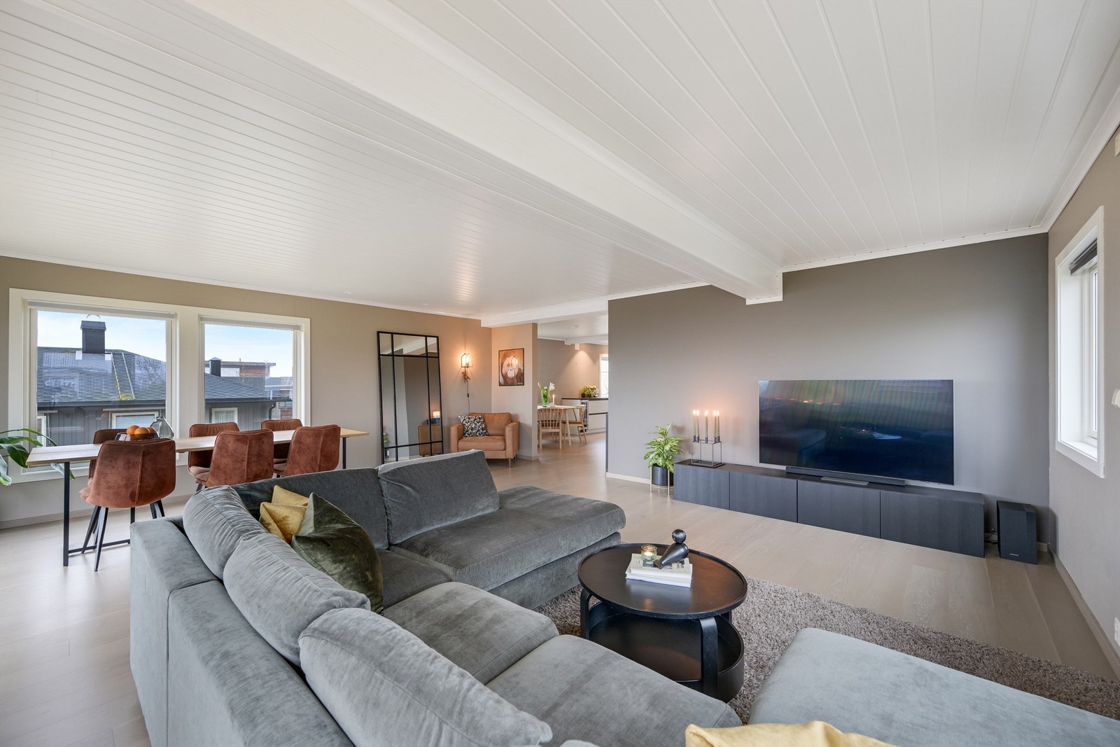 Gjennomgående stue med utgang til terrasse Galleribilde