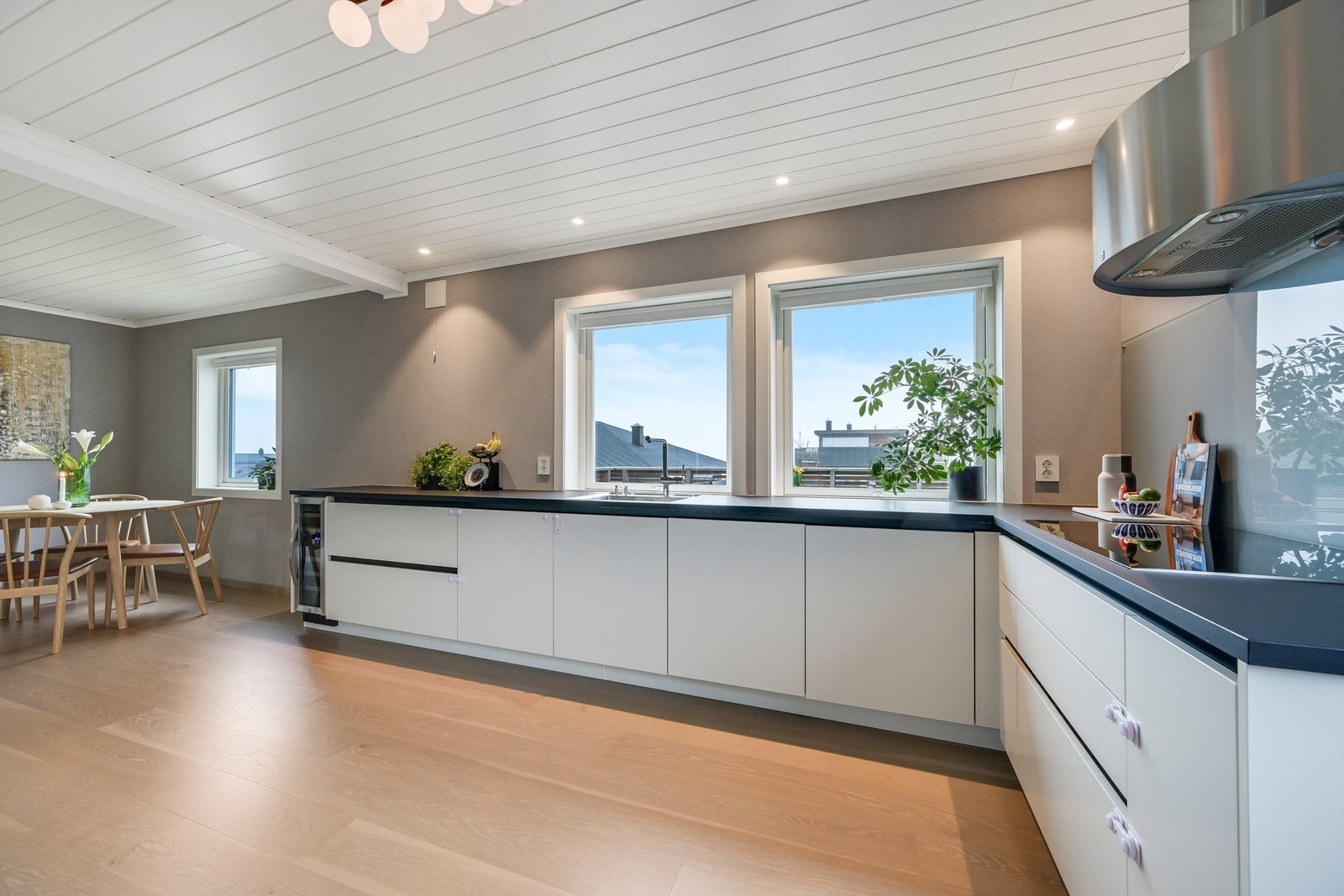 Kjøkken med gode lys- og arbeidsforhold Galleribilde