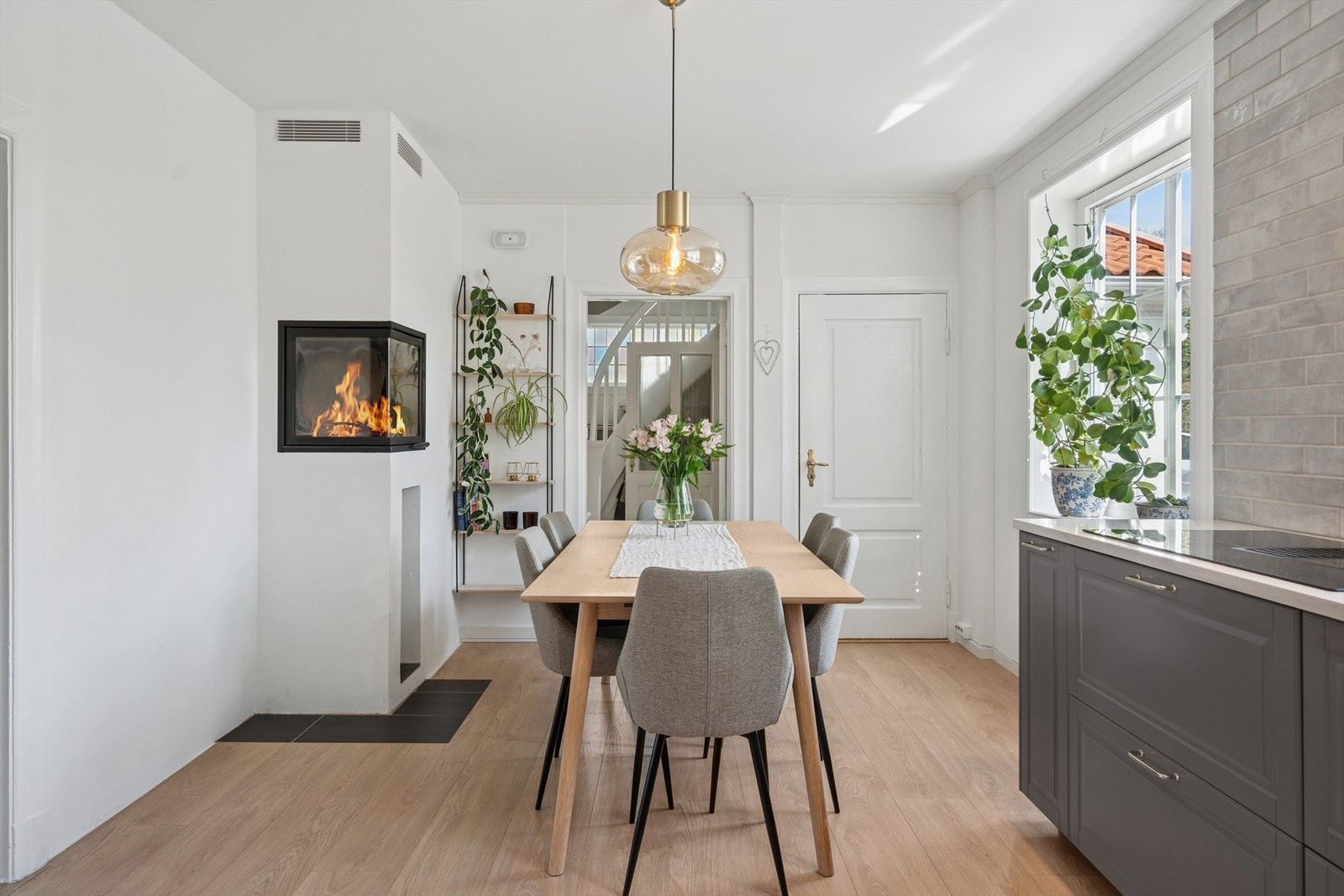 Spisegruppen tar plass i egen sone og innbyr til hyggelige måltider foran enda en rålekker peisovn. Galleribilde