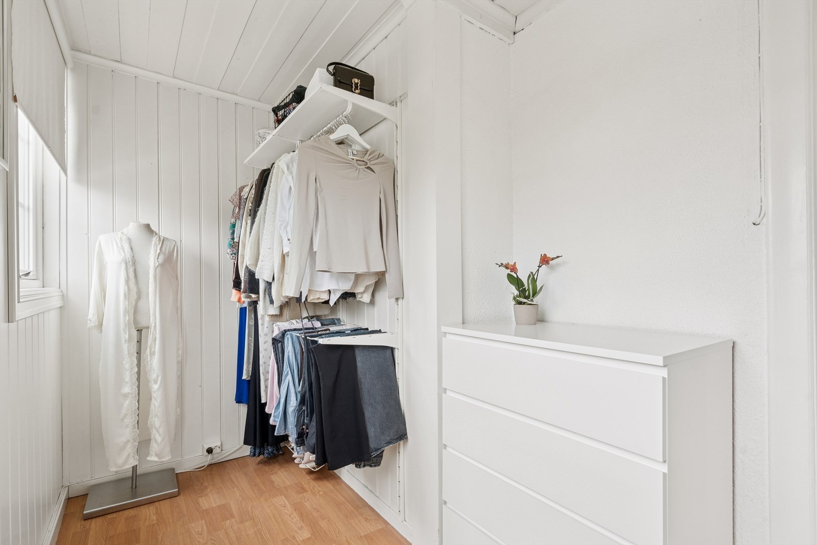 Praktisk innvendig bod/garderoberom. Har blitt brukt som soverom tidligere. Galleribilde