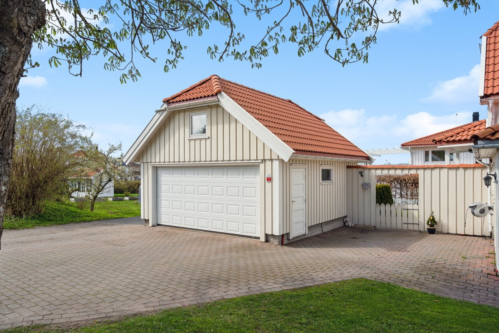 Parkering i halvpart av dobbelgarasje samt innkjørsel. Galleribilde