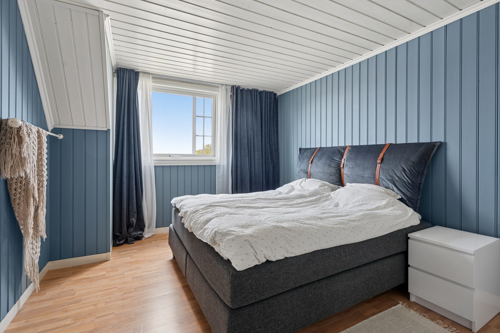 Her er det god plass for dobbeltseng og nattbord, samt mindre garderobeløsninger. Galleribilde