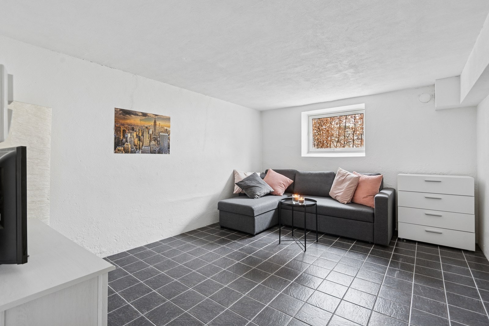 Flott kjellerstue med plass for en trivelig sofakrok og tv. Har blitt brukt som soverom 3. Galleribilde