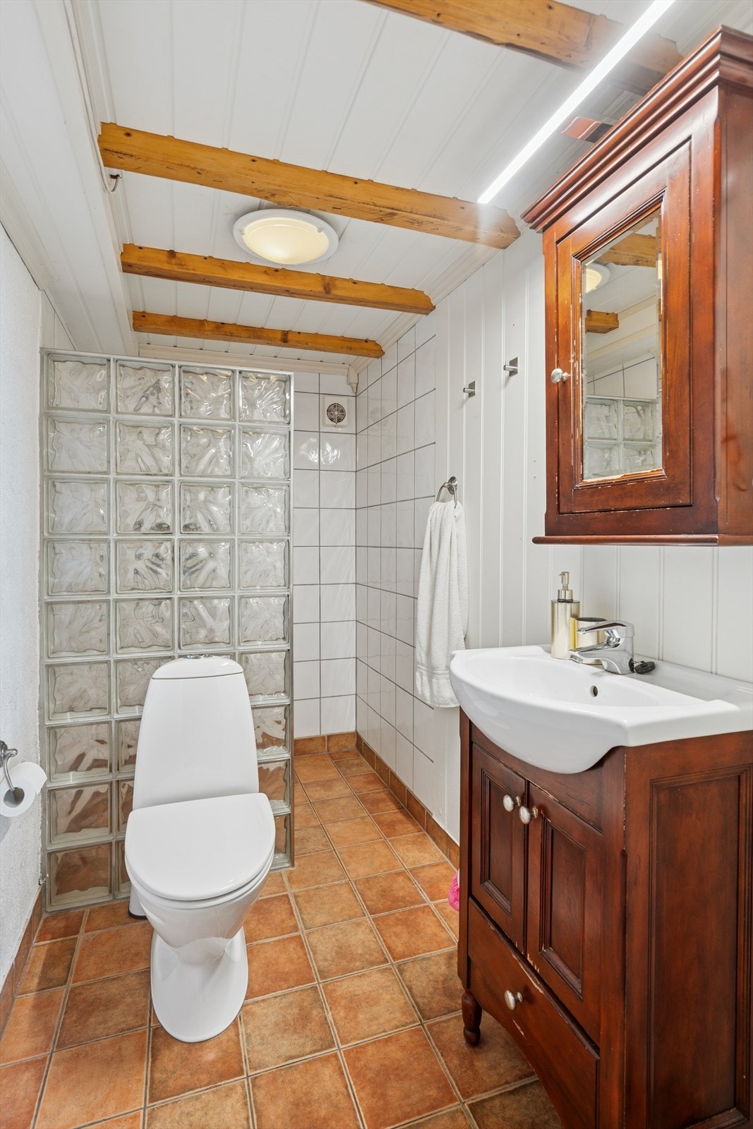 Pent flislagt bad i kjeller. Dusjhjørne, toalett og romslig baderomsinnredning. Kjelleren har også separat vaskerom. Galleribilde