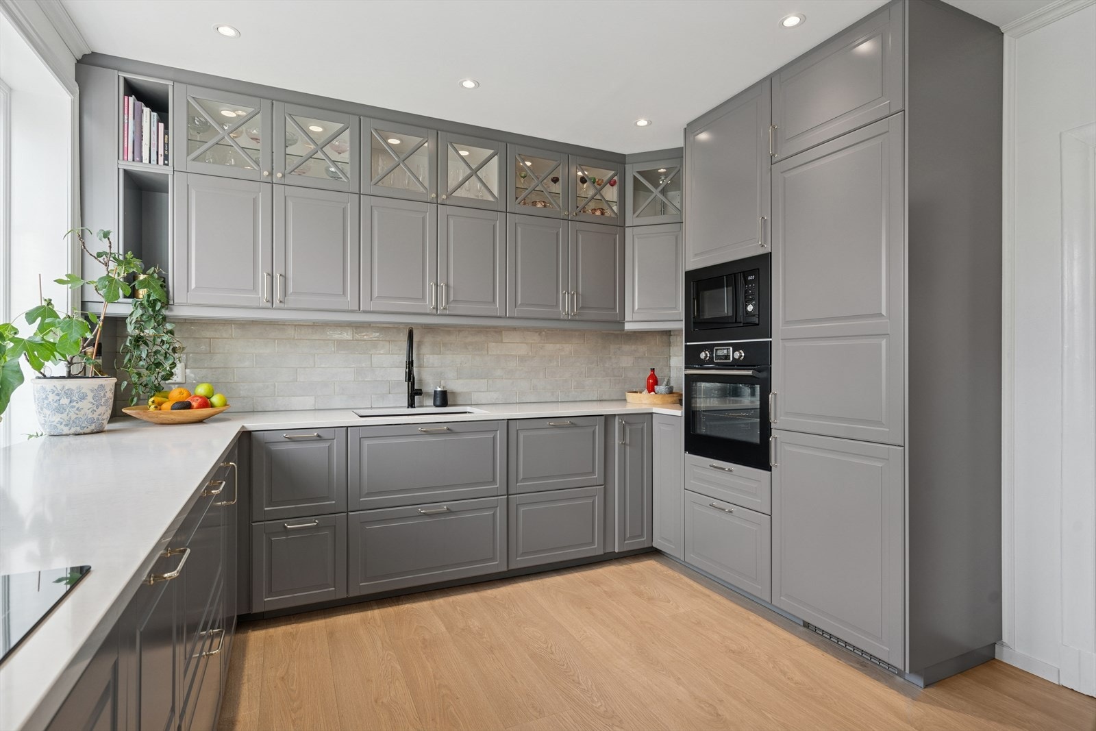 Her har en alt en måtte trenge av både skap-, skuff- og benkeplass. Galleribilde