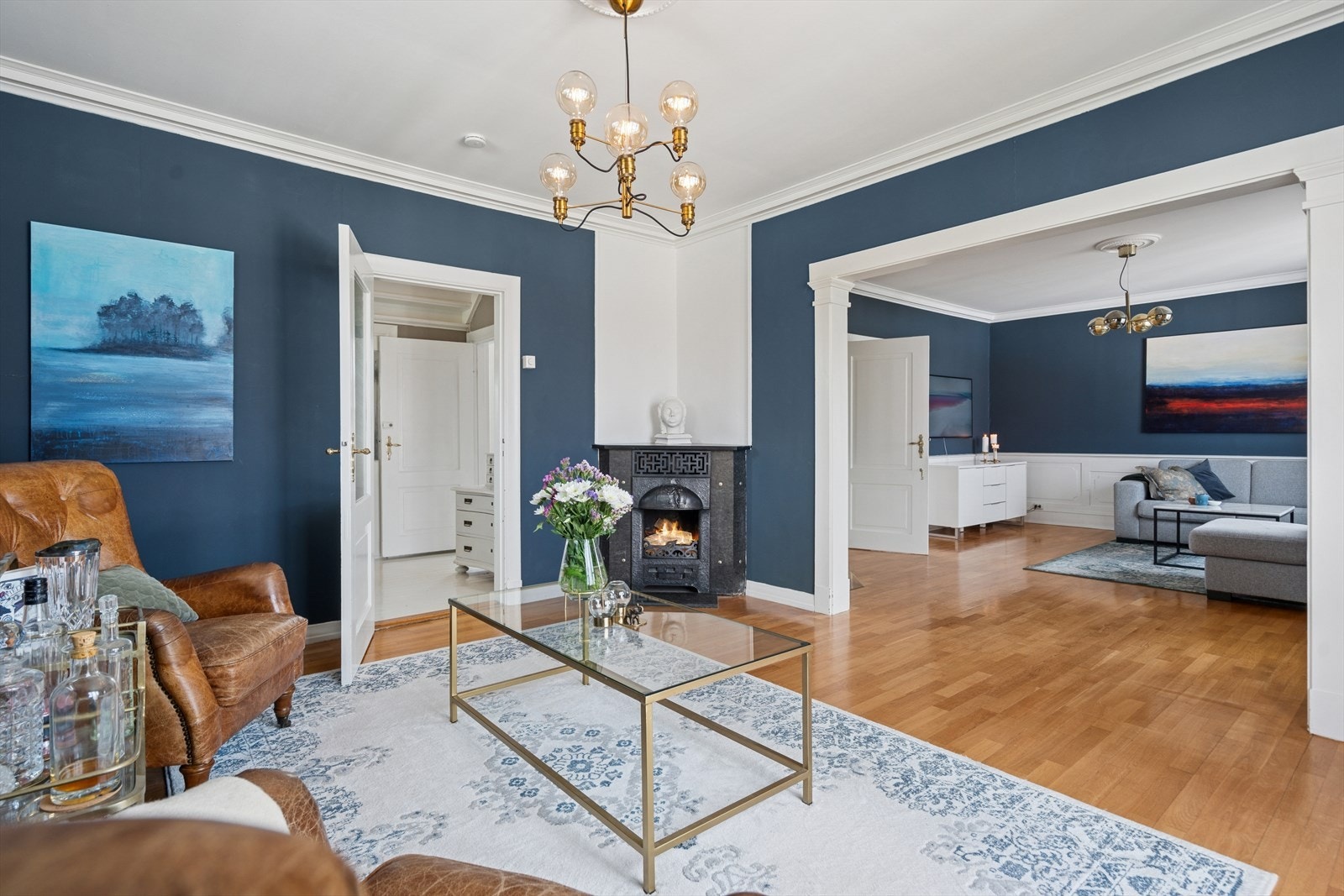 Vi beveger oss videre inn i en lys og koselig stue. Denne er naturlig inndelt i to soner. Galleribilde