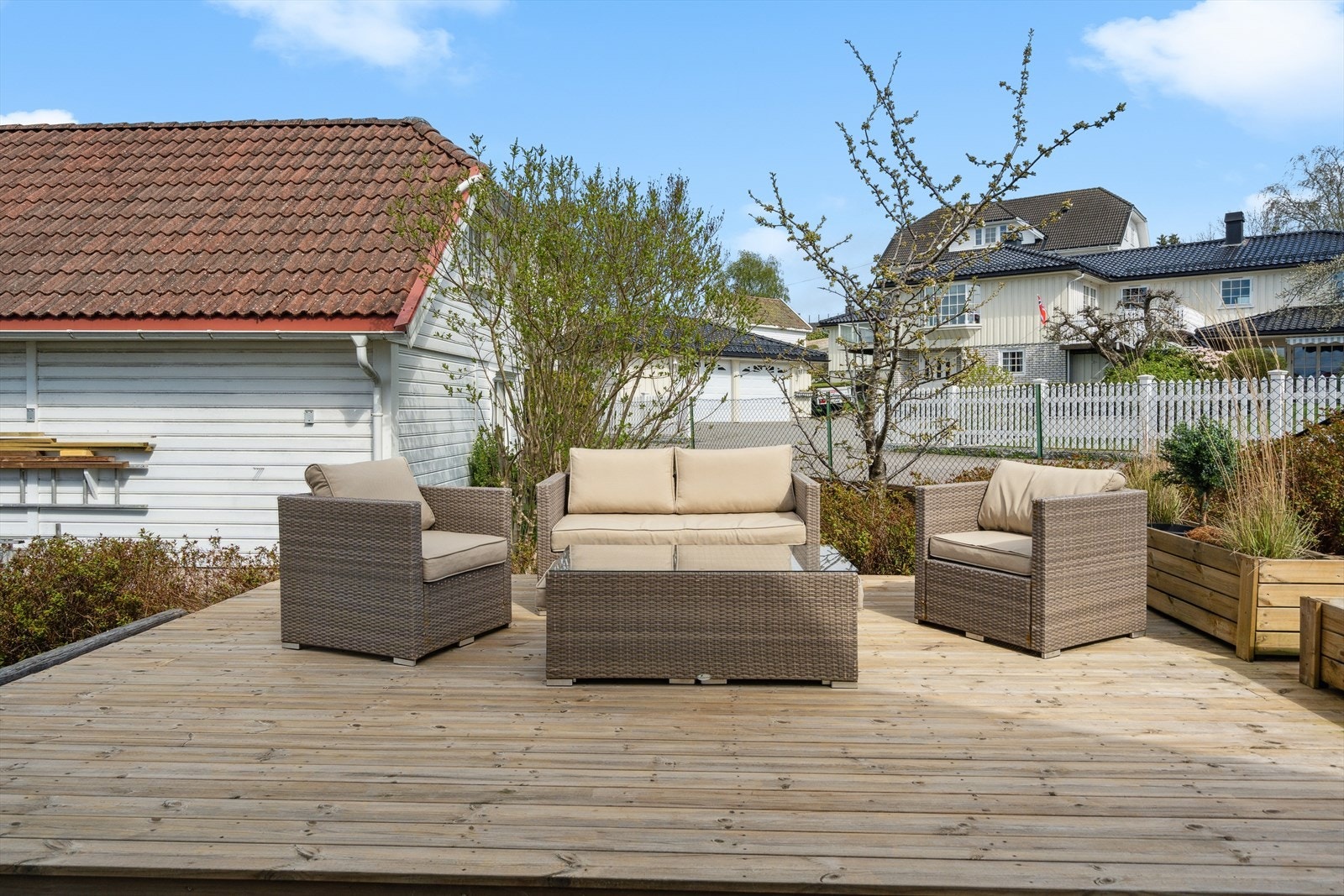 Eiendommen har flere flotte og solrike uteplasser. Galleribilde