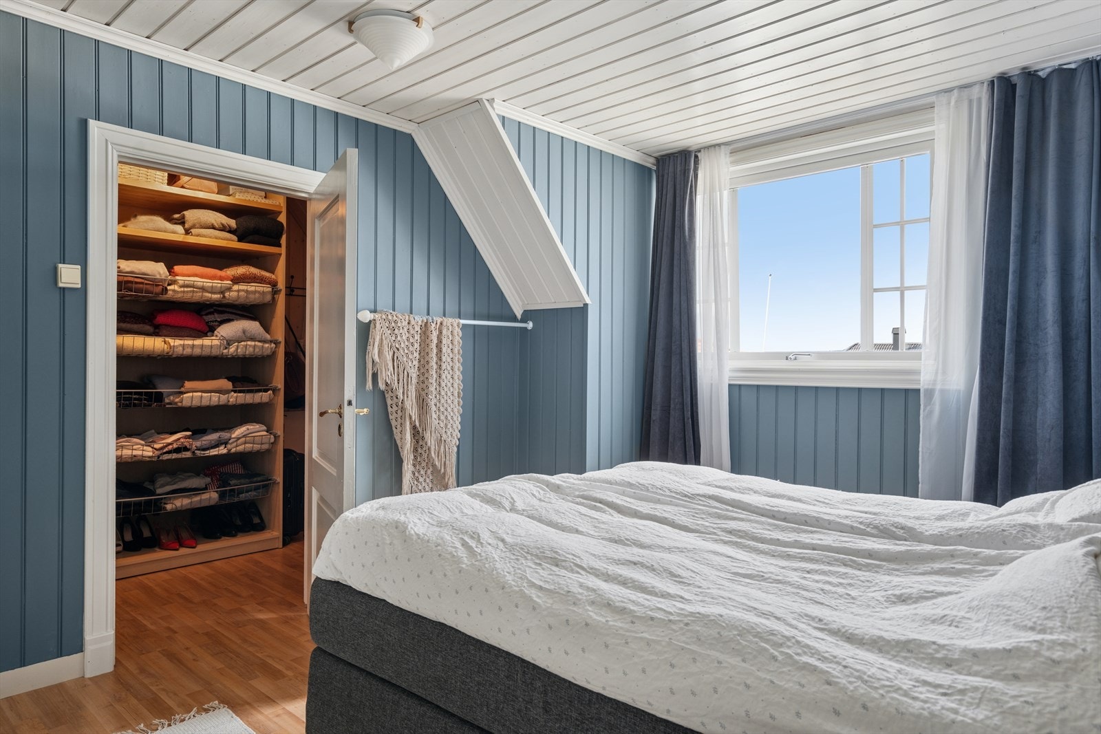 Romslig hovedsoverom med videre inngang til en smart walk-in garderobe. Galleribilde