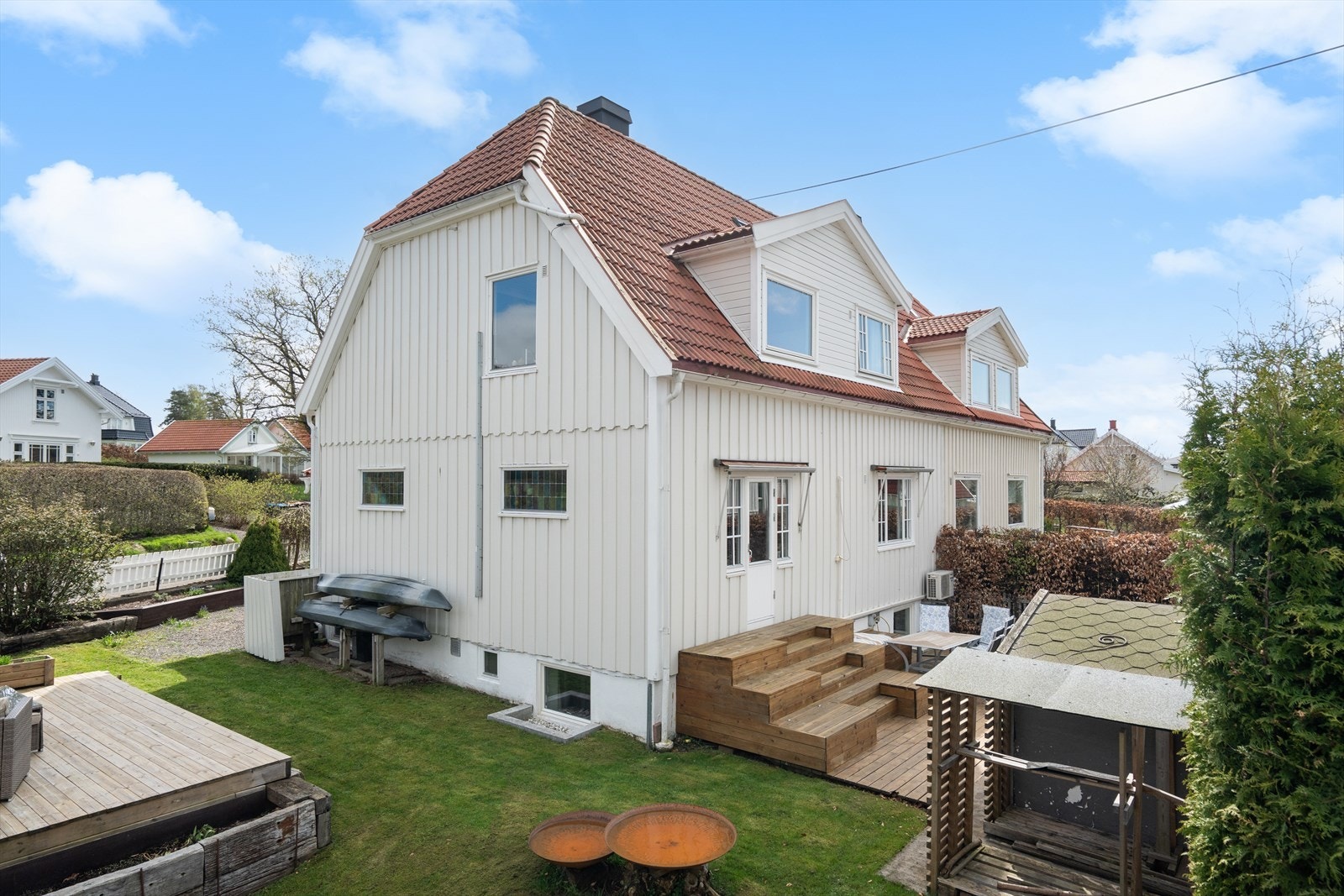 Pent opparbeidet uteområde med gode soner både med tanke på vær og vind. Her kan du alltid finne en krok i le for å nyte vår og sommerhalvåret utendørs Galleribilde