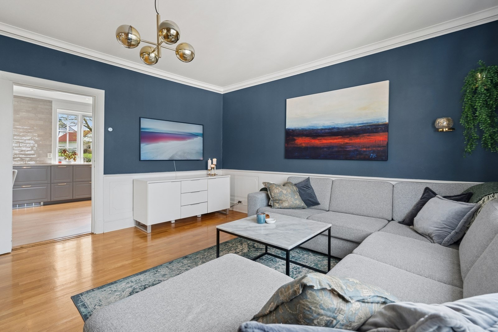 Sofakroken finner fort sin naturlige plass i rommet, og tv-en kan med fordel plasseres mot/på vegg. Galleribilde