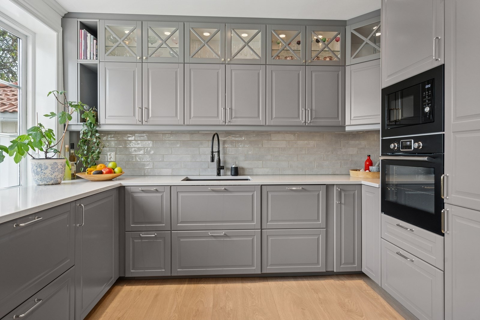 Integrerte hvitevarer som stekeovn, platetopp, micro, oppvaskmaskin og kjøl/frys. Galleribilde