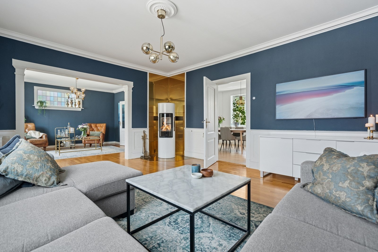 Lekker og moderne peisovn. Stuen byr på flere møbleringmuligheter. Galleribilde