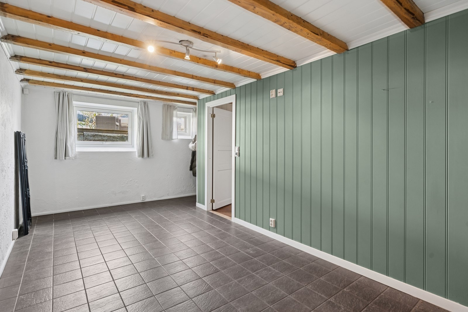 Innholdsrik kjeller med eget bad og innredet kjellerstue/soverom. Det er omsøkt til kommunen med ferdigattest at kjellerom kan brukes som hoveddel. Galleribilde