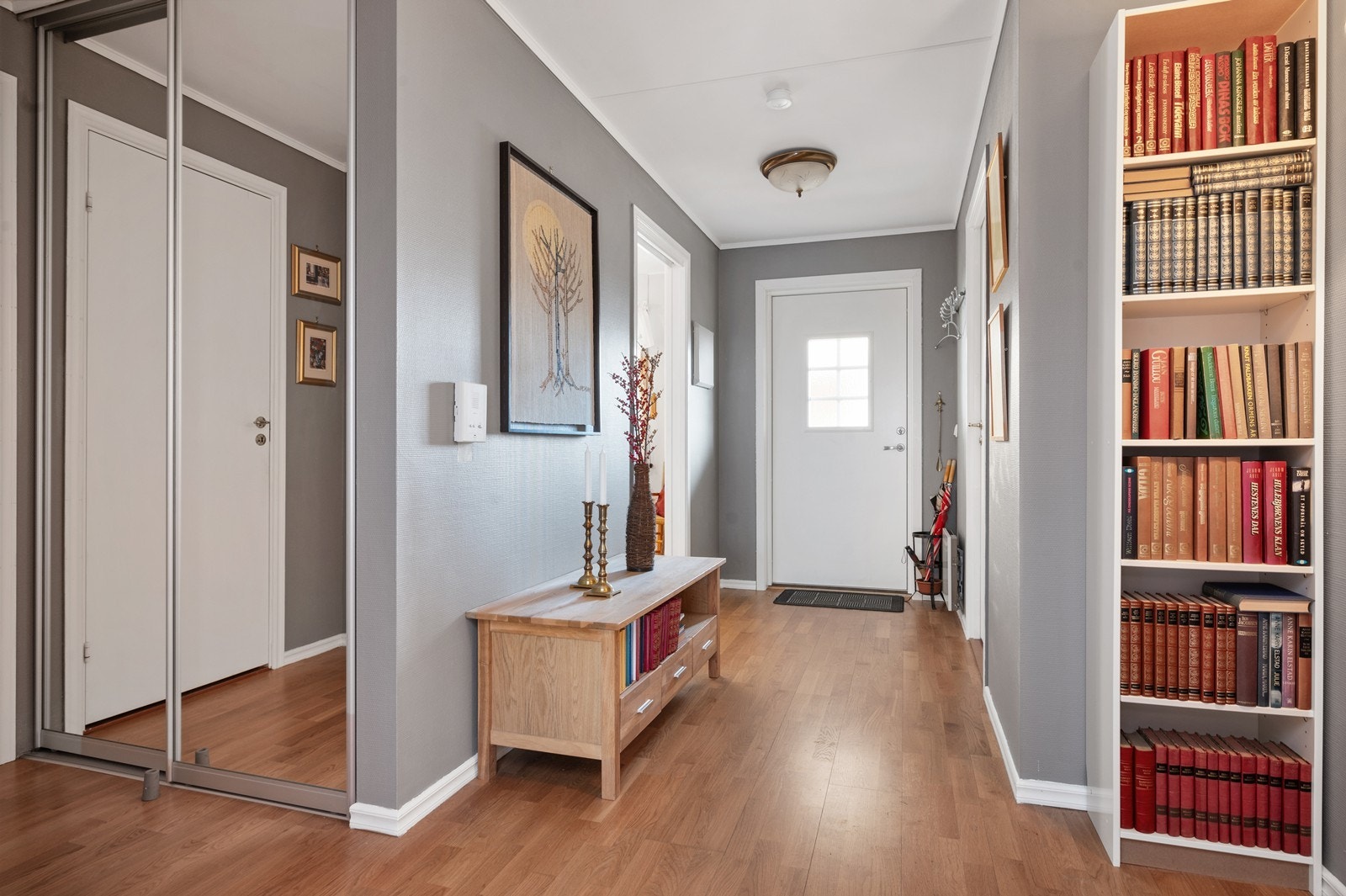 Funksjonell og romslig entré med garderobeløsning og enkel adkomst til resten av leiligheten. Galleribilde