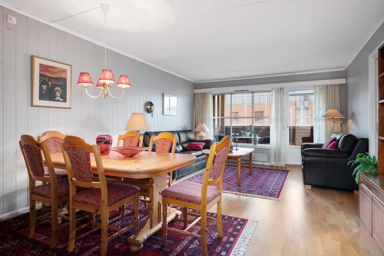 Romslig stue med gode lysforhold og god plass til både sofagruppe og spisebord. Galleribilde