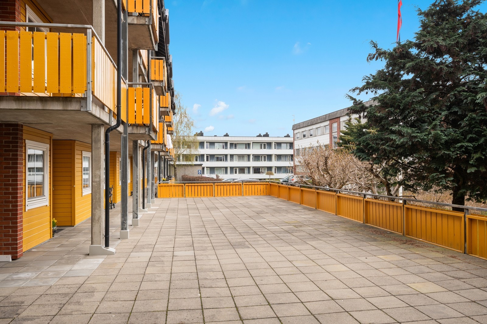 Flotte opparbeidet utearealer gir et hyggelig bomiljø i borettslaget. Galleribilde