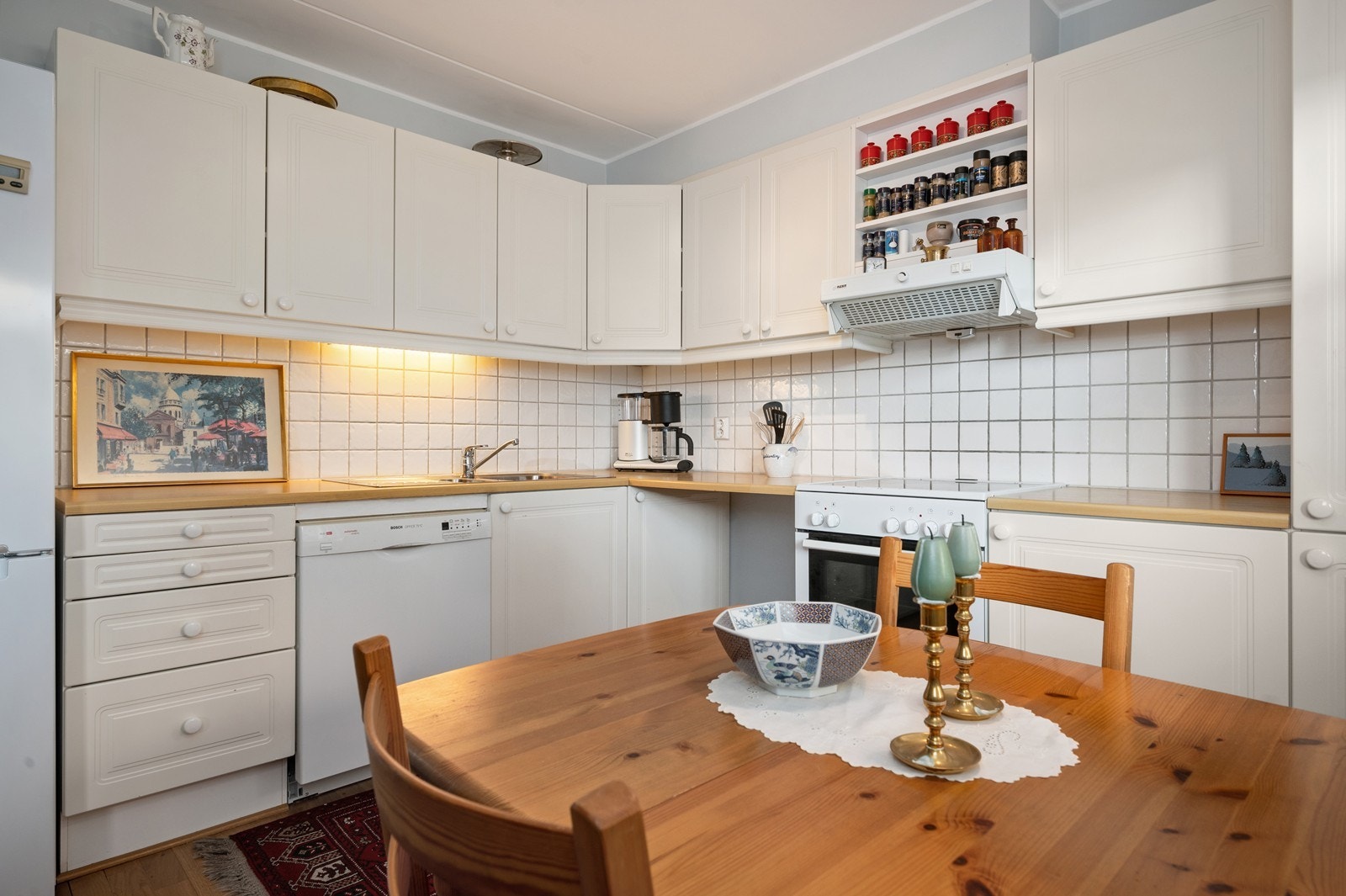 Kjøkkenet har innredning med profilerte fronter og laminat benkeplate. Galleribilde