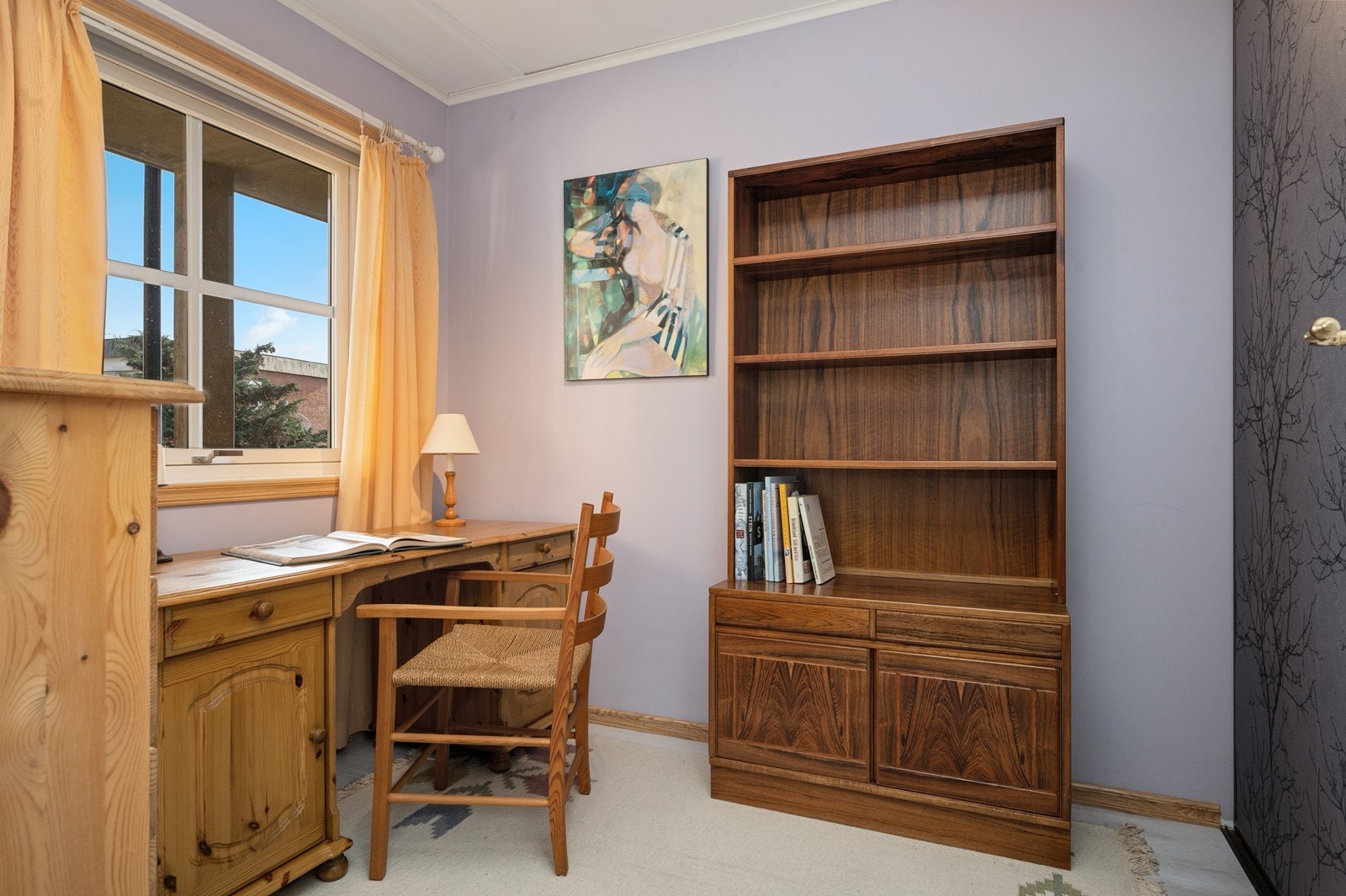 Soverom 1 - Med praktisk skyvedørsgarderobe. Galleribilde