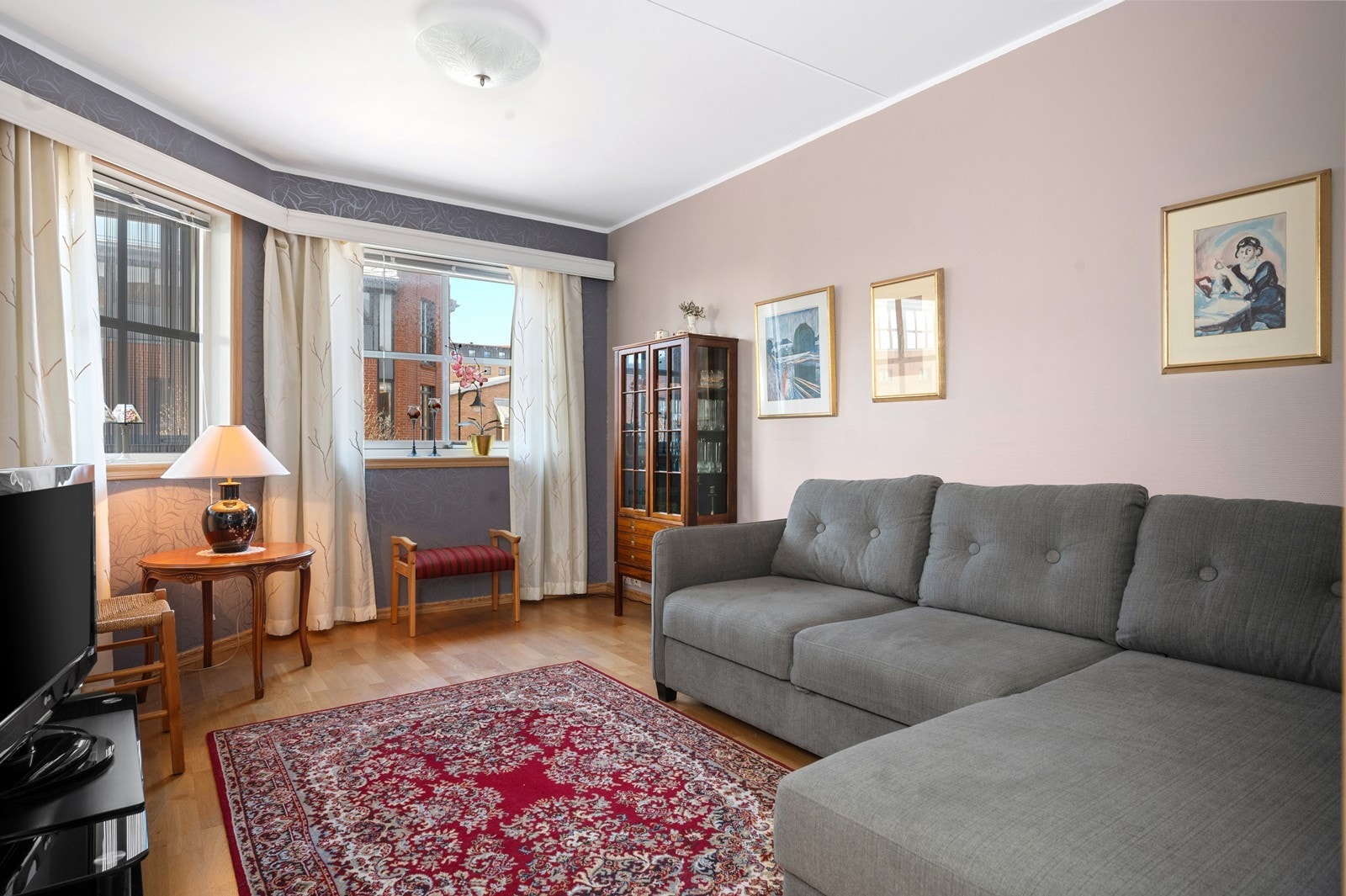 Soverom 2 har godt med lysinnslipp, som gir rommet en lys og luftig atmosfære. Galleribilde