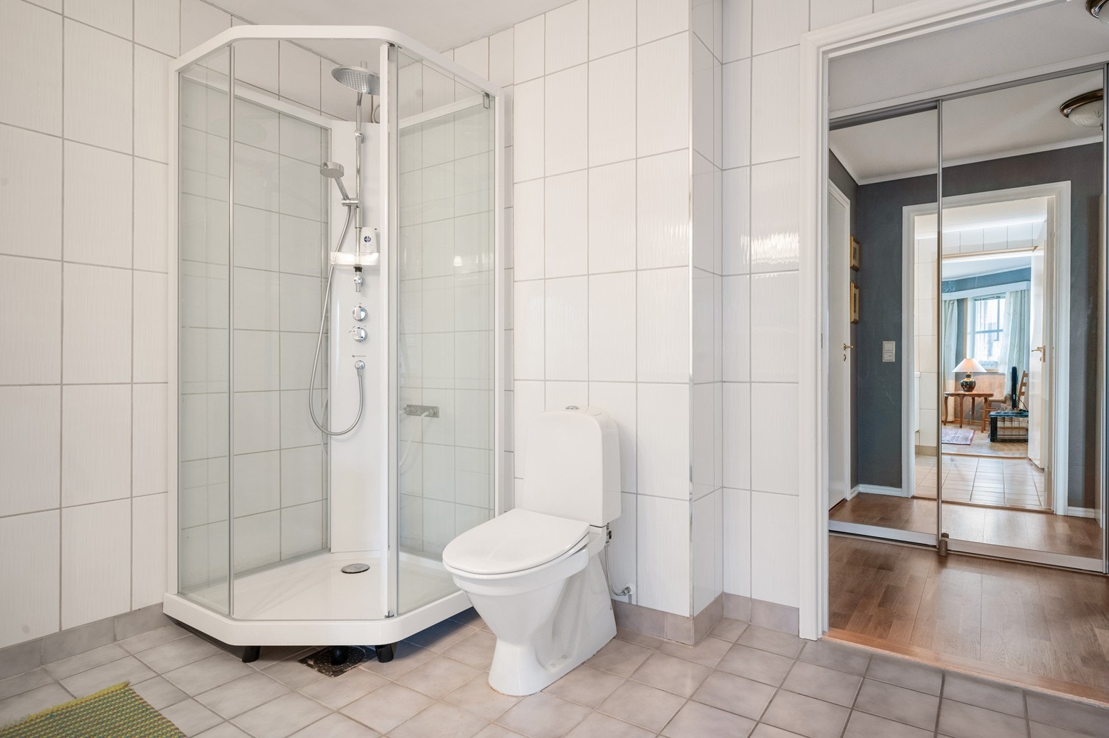 Fliser på både gulv og vegger, med varmekabler i gulvet. Galleribilde