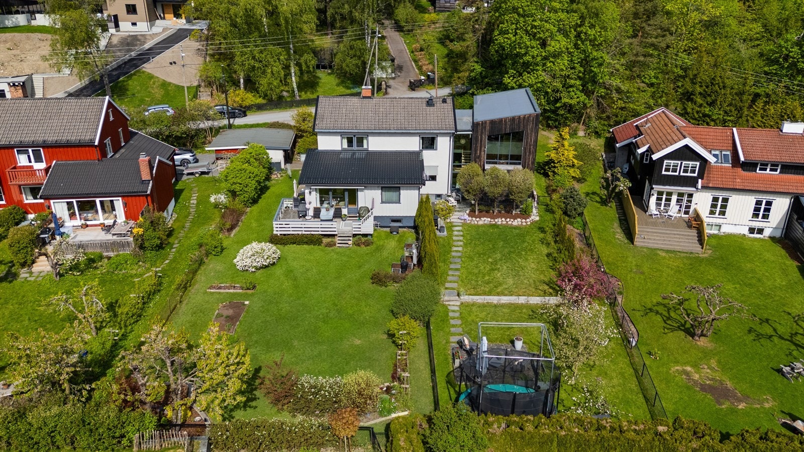 Kort gangavstand til både Lysakerelven med badeplass, fotballbaner på Jarmyra og det store friområdet Hagabråten som er en super lekeplass for store og små. Galleribilde