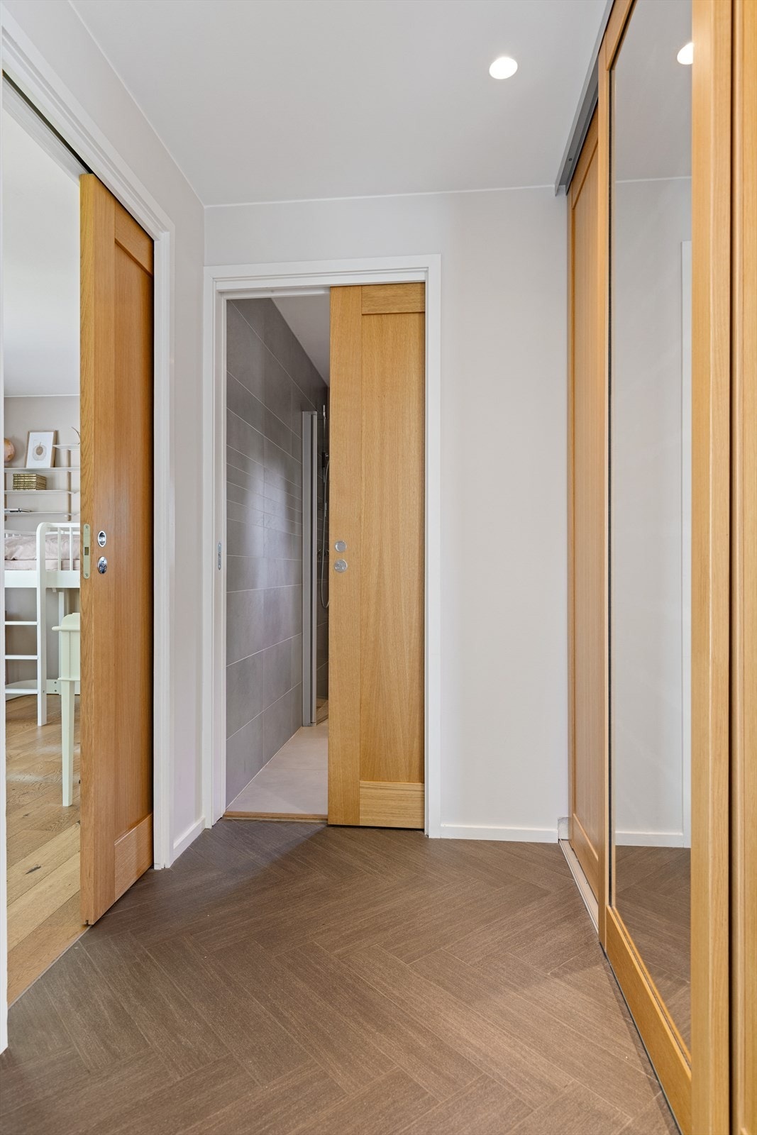 Lys og fin gang med speil-/skyvedørsgarderobe. Galleribilde