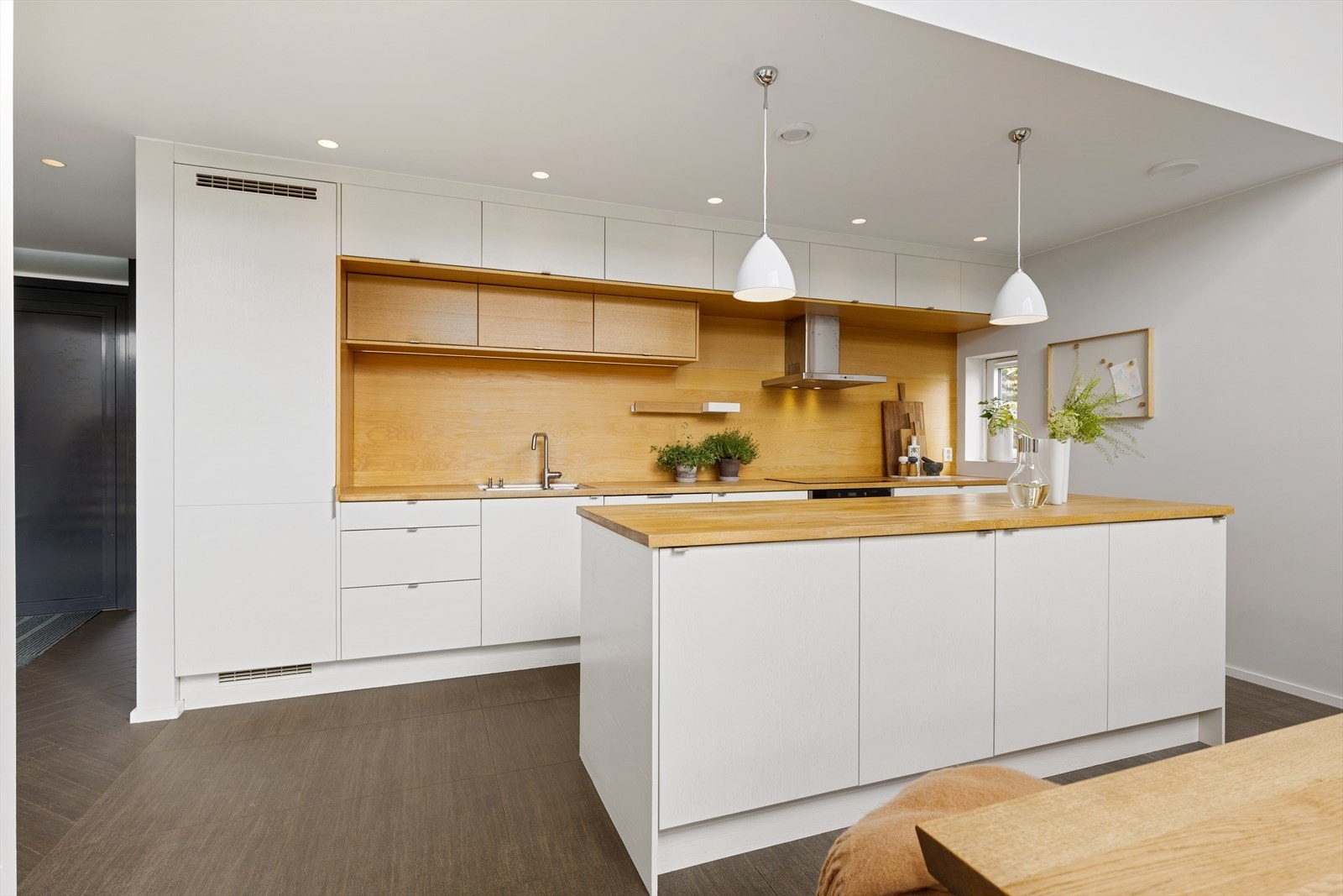 Romslig kjøkken med en barløsning, ideelt for både matlaging og sosialt samvær. Galleribilde