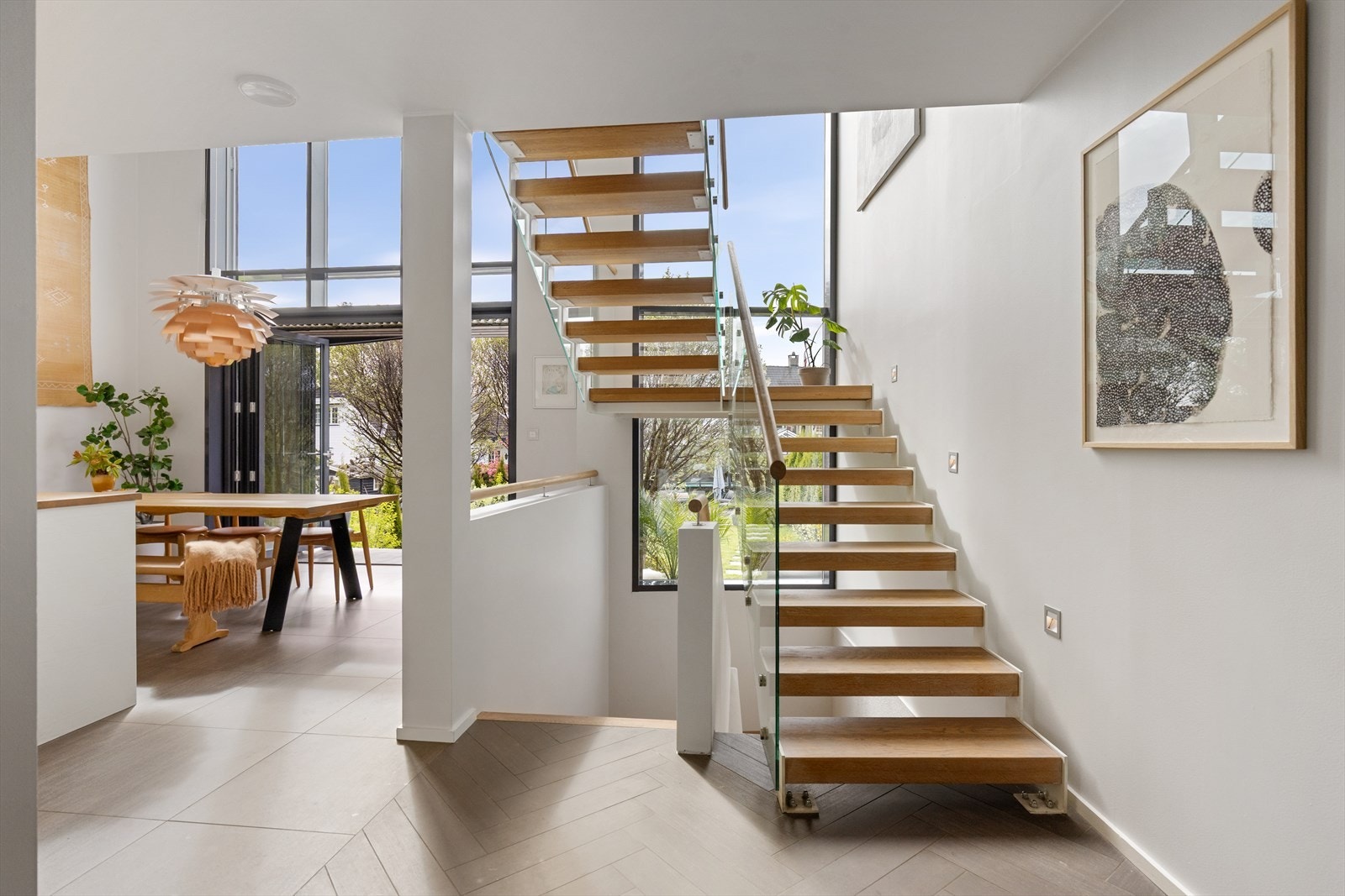 DnB Eiendom v/Kristin Strømme ønsker deg velkommen til et stille, attraktivt og veletablert villaområde på Jar i Hagaliveien 15: Galleribilde