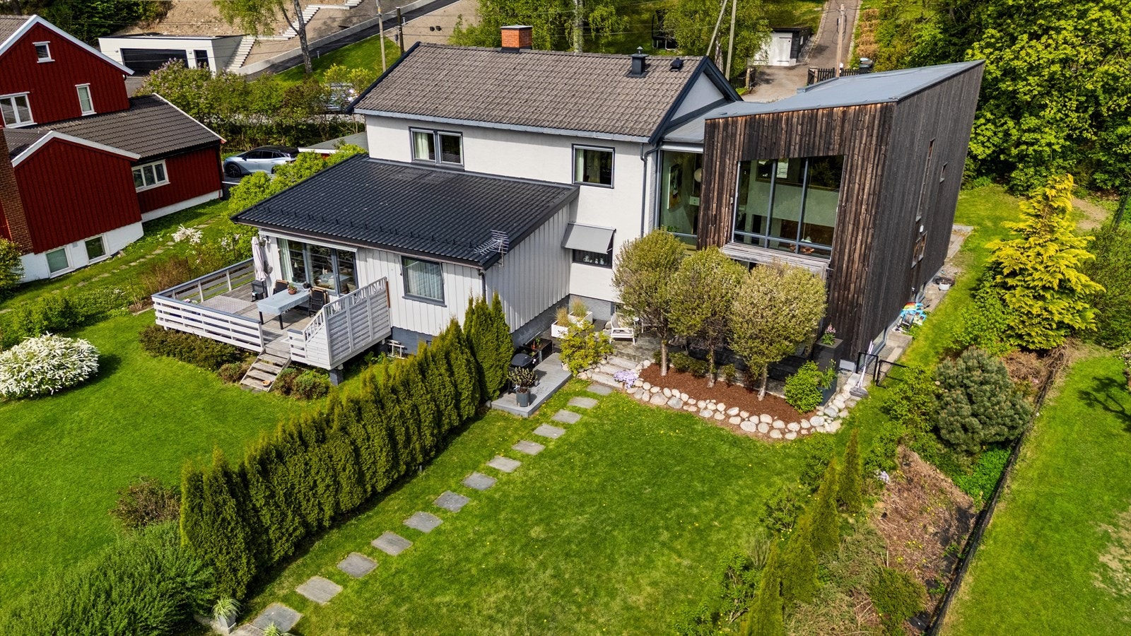 Boligområde med kort gangavstand til blant annet Hagabråten som er en super lekeplass for store og små både sommer og vinter. Galleribilde
