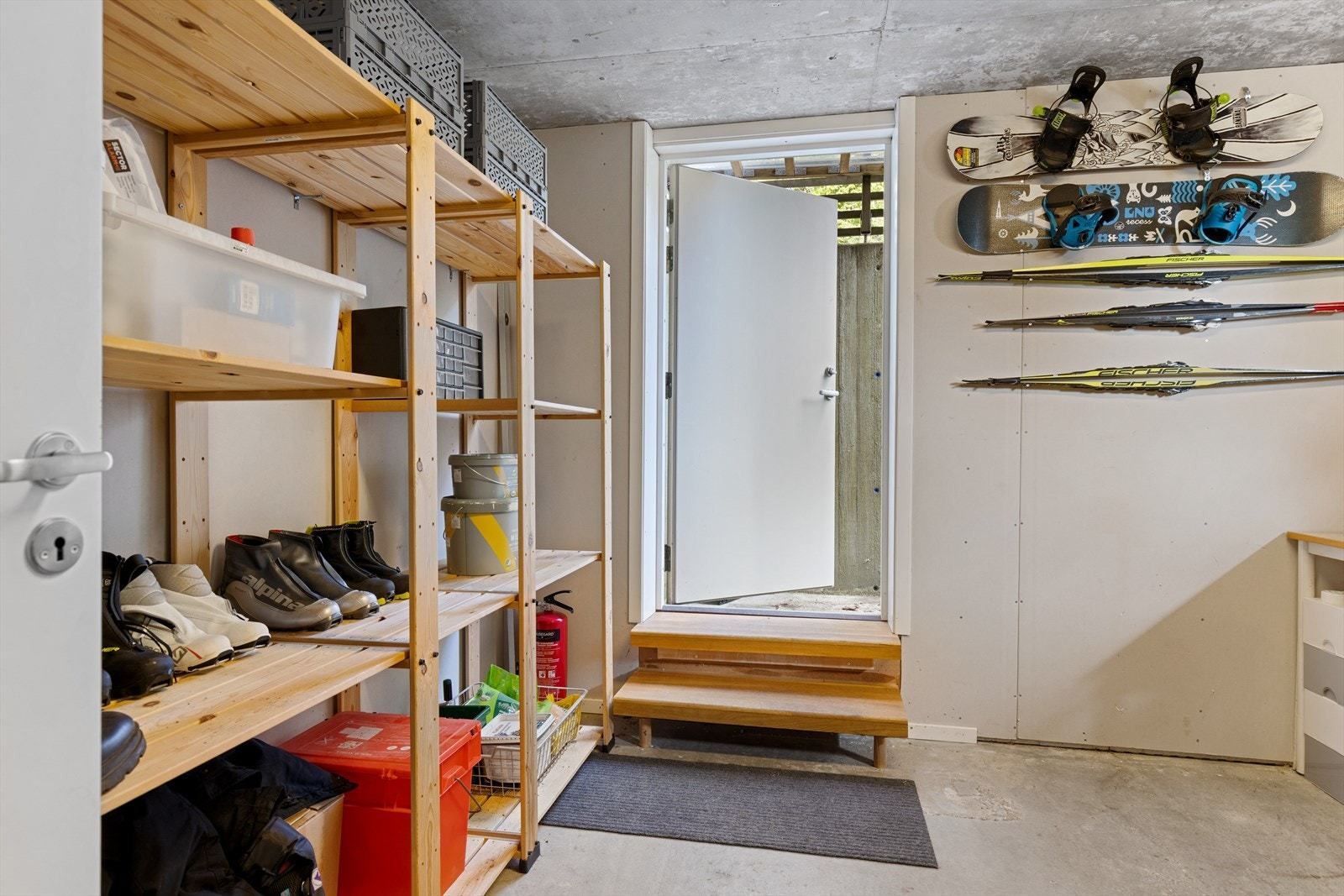 Sportsbod med god lagringsplass og egen inngang gir muligheter for fleksibel bruk. Galleribilde