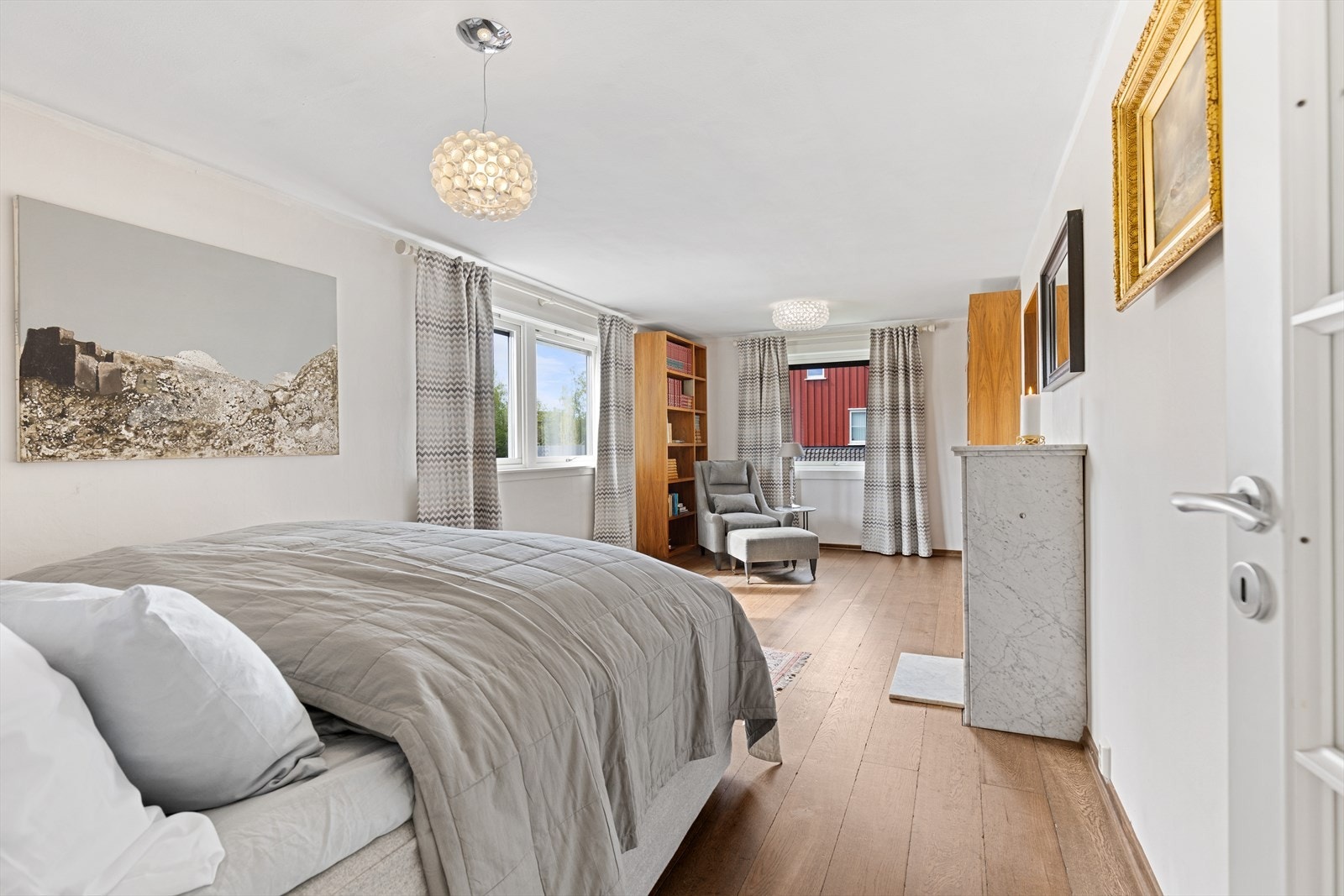 Soverom 2: Romslig hovedsoverom med god plass til en dobbeltseng og ønsket møblement. Galleribilde