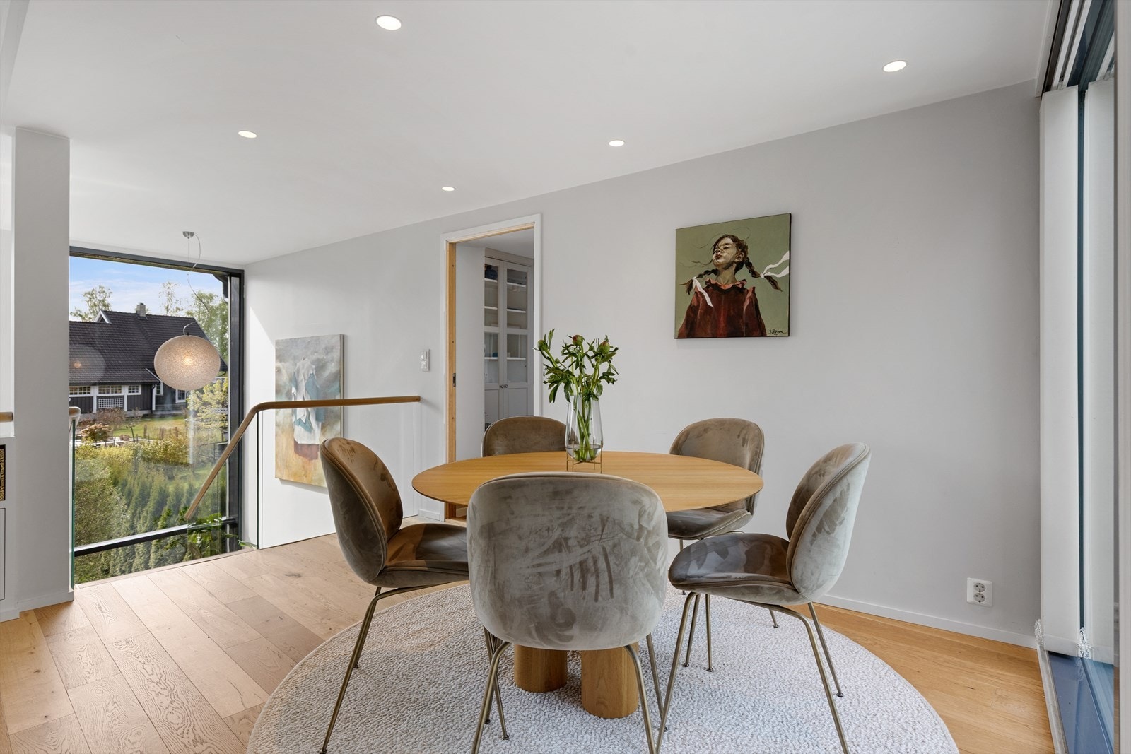 Enstavs eikeparkett på gulv. Downlights i himling. Galleribilde