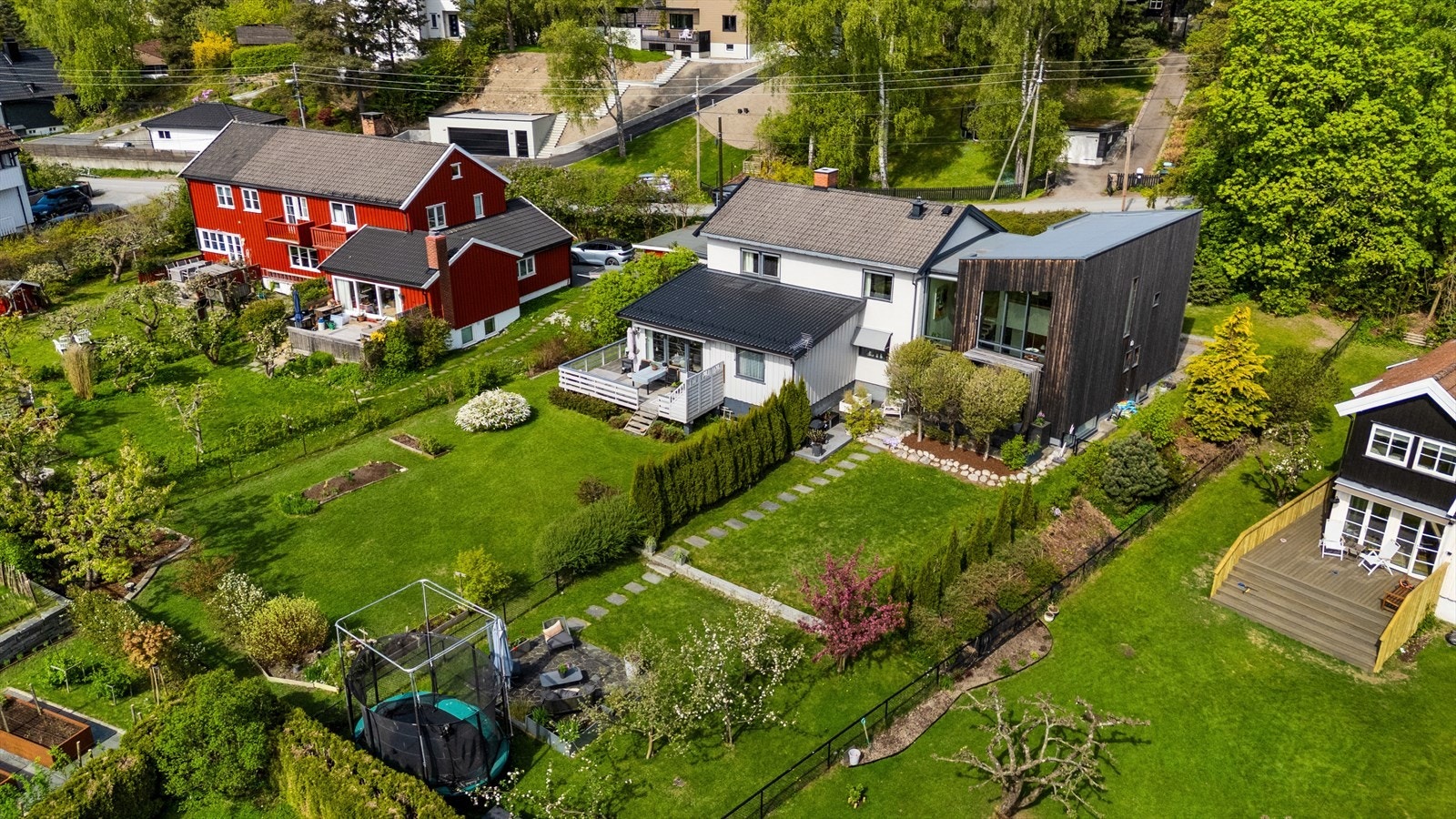 Vinterstid er det kilometervis med oppkjørte skiløyper og egen lysløype i nærområdet, og sommerstid er det fine tur og sykkelstier. Galleribilde