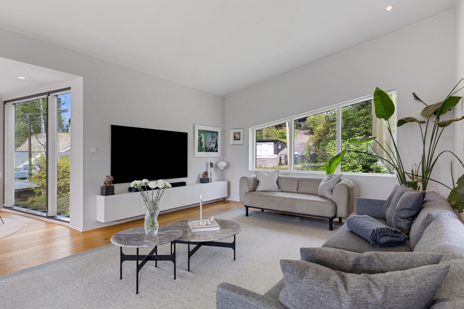 Stuens gode størrelse gir deg flere alternativer mtp møblering. Galleribilde