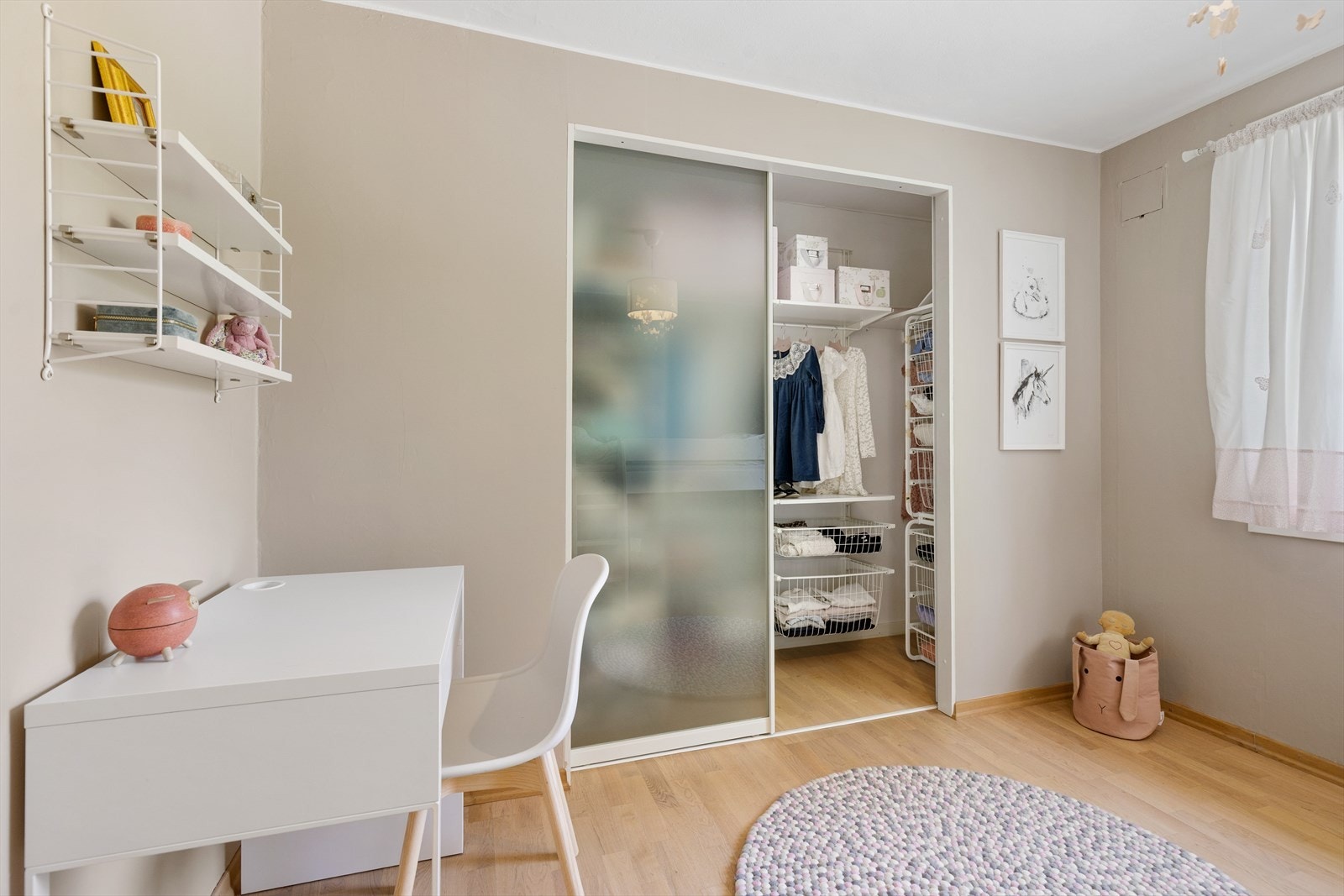 Soverom 4: Lyst og trivelig barnerom med plassbygget garderobeløsning. Galleribilde