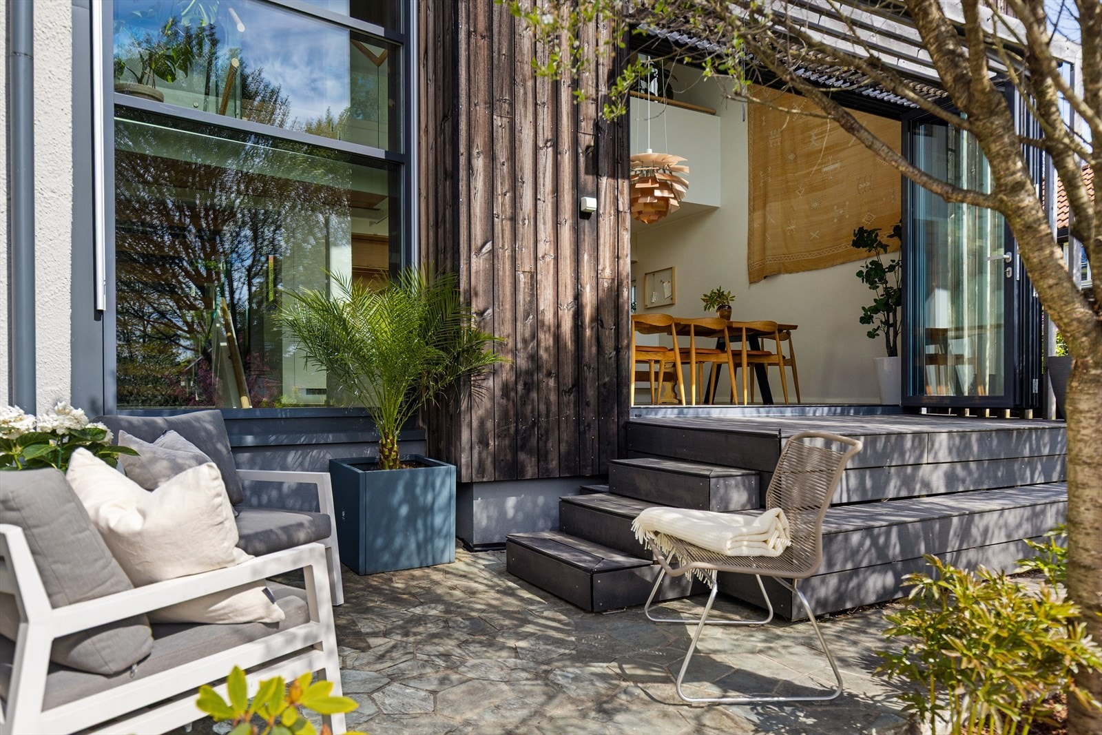 Nyt sommeren i din egen private oase i hagen. Galleribilde