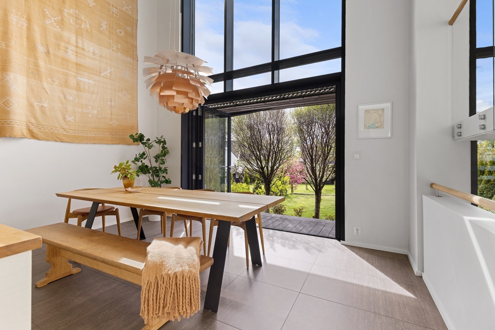 En imponerende, arkitekttegnet familiebolig over tre plan. Galleribilde