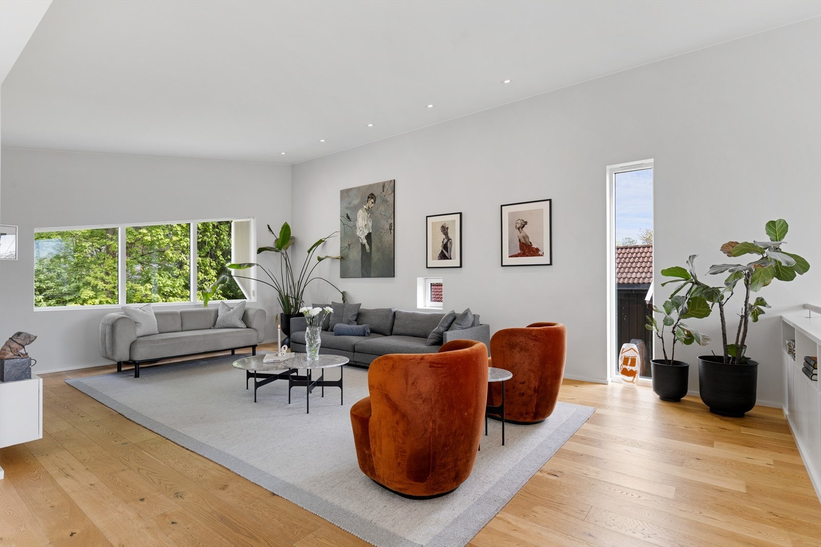 Romslig stue med store vindusflater og svært god takhøyde. Galleribilde