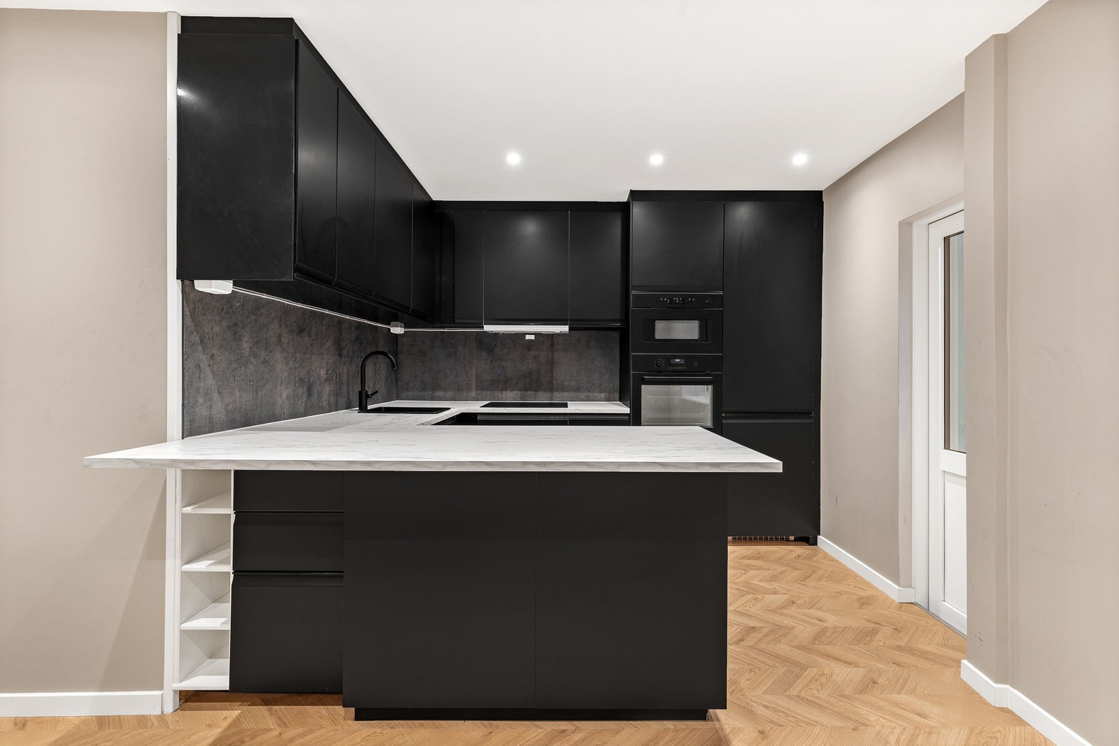 Kjøkkeninnredningen er fra 2024 og har glatte fronter samt laminert benkeplate med nedfelt utslagsvask Galleribilde