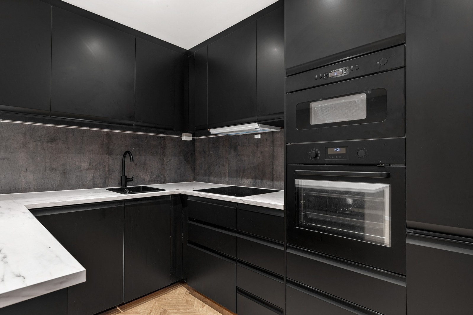 Det er integrert oppvaskmaskin, kjøl/fryseskap og komfyr med platetopp Galleribilde