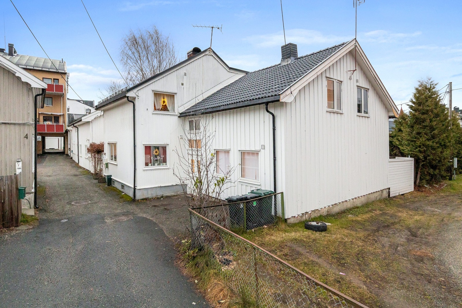 Taket har blitt renovert med nytt tak, undertak, beslag, renner og nedløp i 2025 Galleribilde