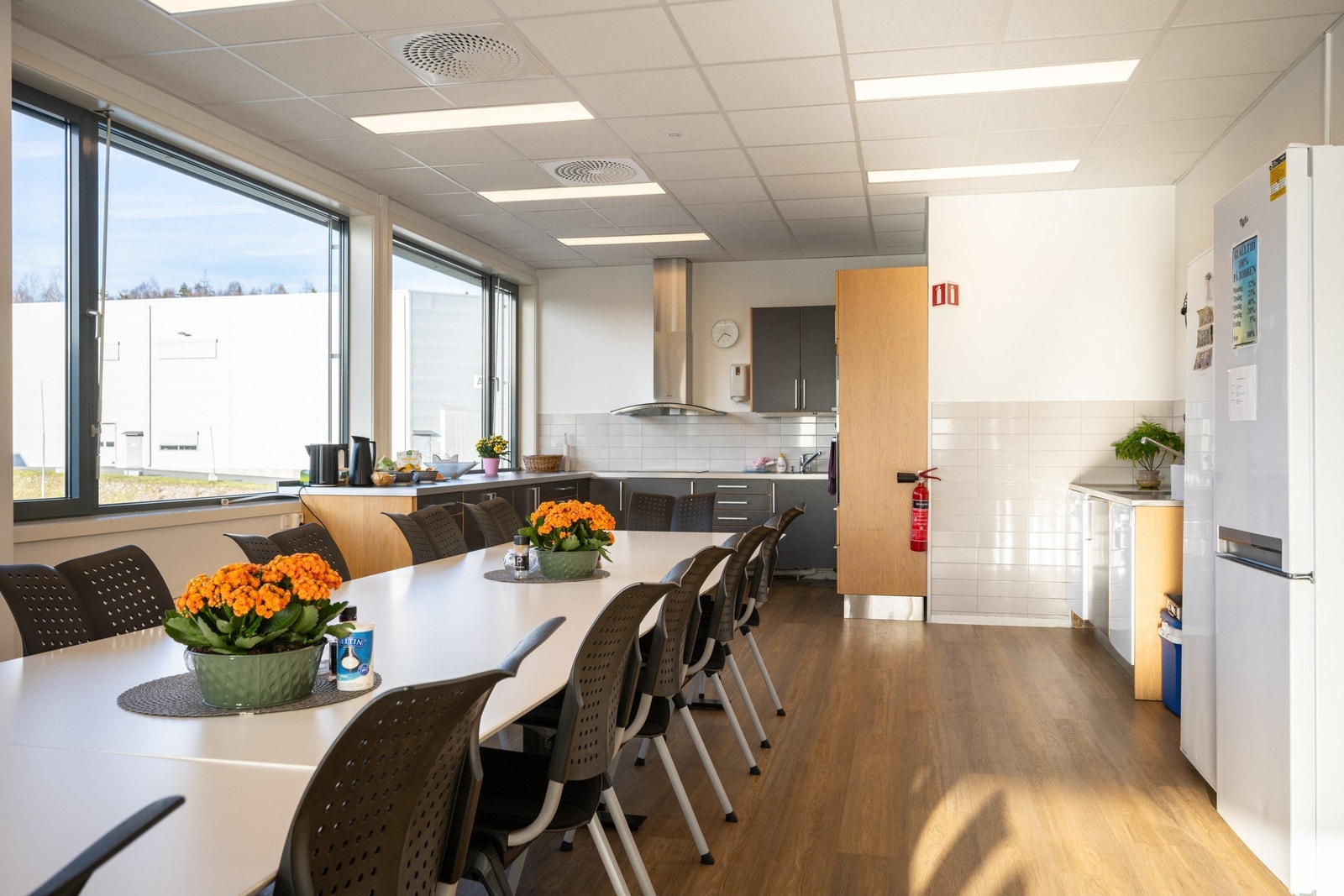 Separat kjøkken/spiseplass med balkong Galleribilde