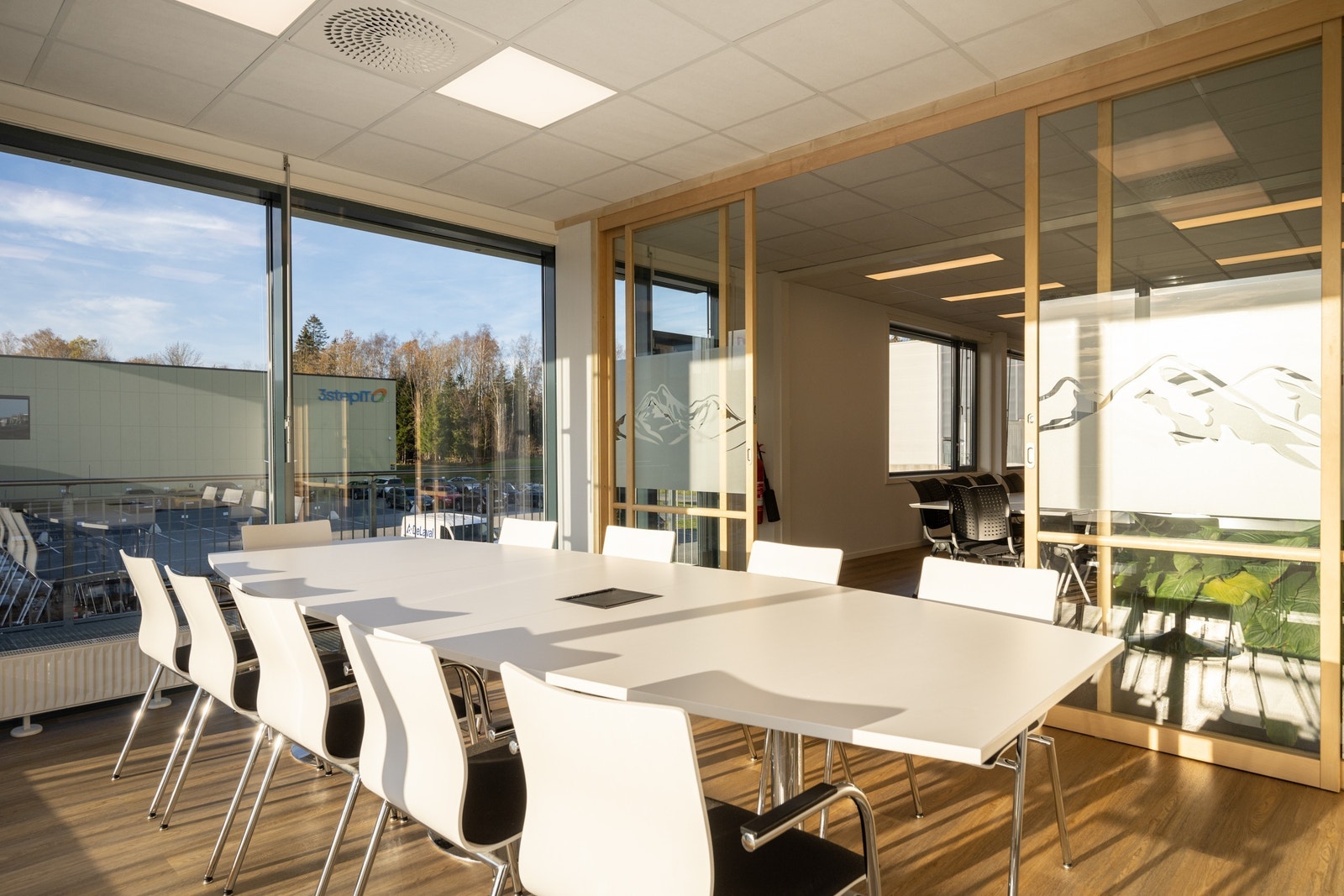 Lyst og fint møterom i tilknytning til kjøkken og spiserom Galleribilde