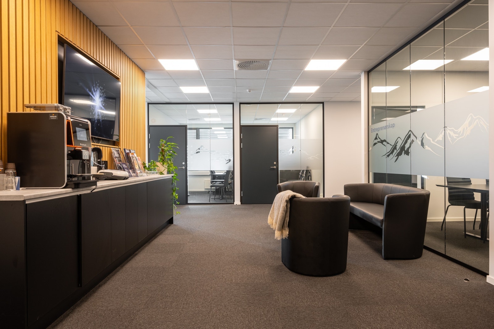 Sosial sone / Vente sone til kunder med innlagt vann til kaffemaskin Galleribilde