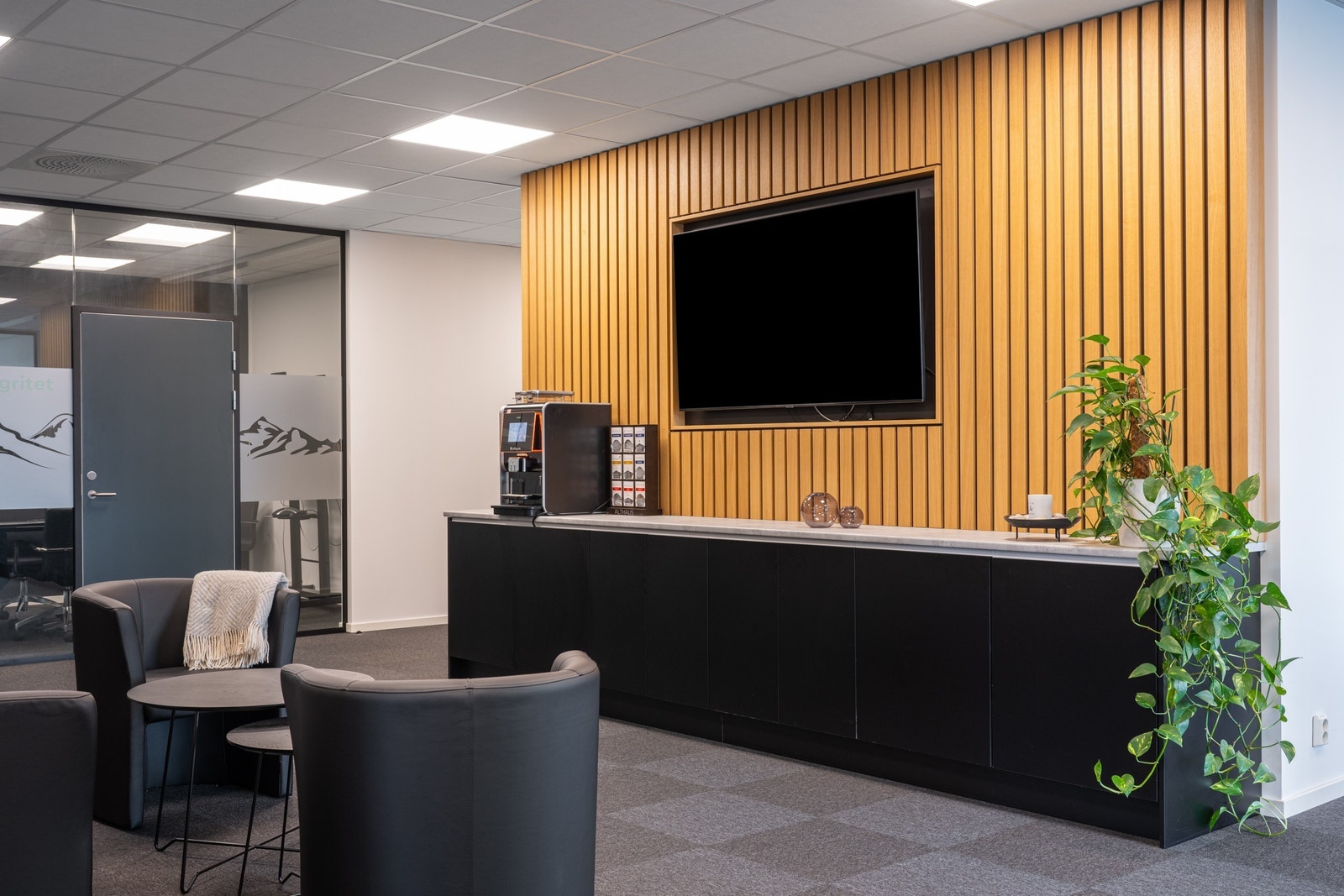 Sosial / Vente sone i kontorlandskapet Galleribilde