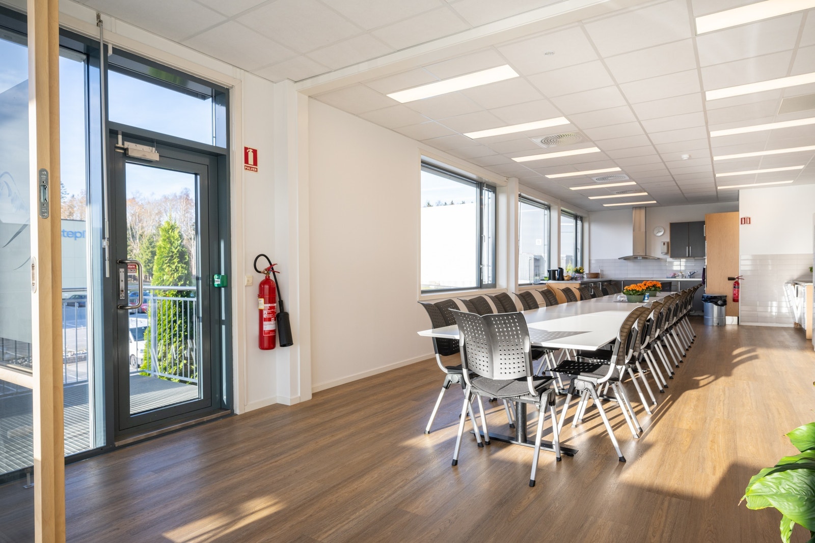 Separat kjøkken/spiseplass med balkong Galleribilde