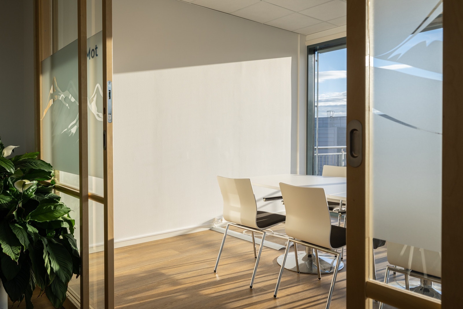 Lyst og fint møterom i tilknytning til kjøkken og spiserom Galleribilde