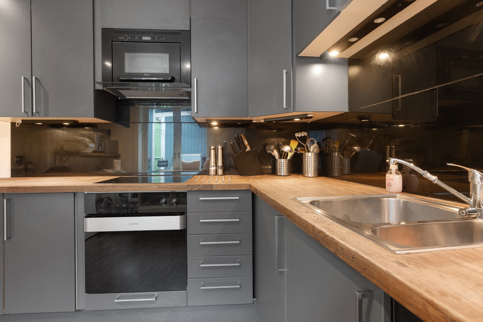 Kjøkkenet har integrerte hvitevarer Galleribilde